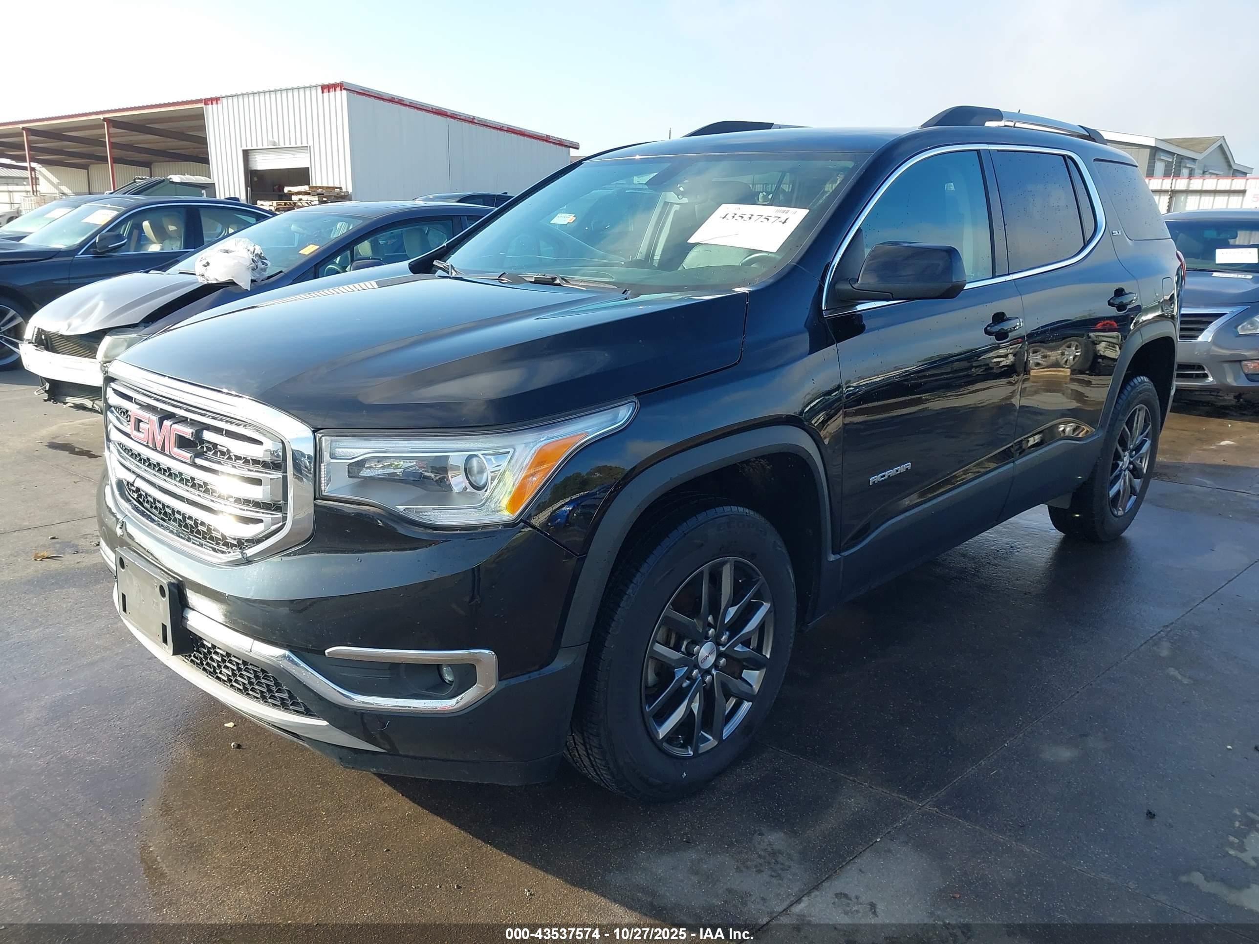 GMC ACADIA image 2