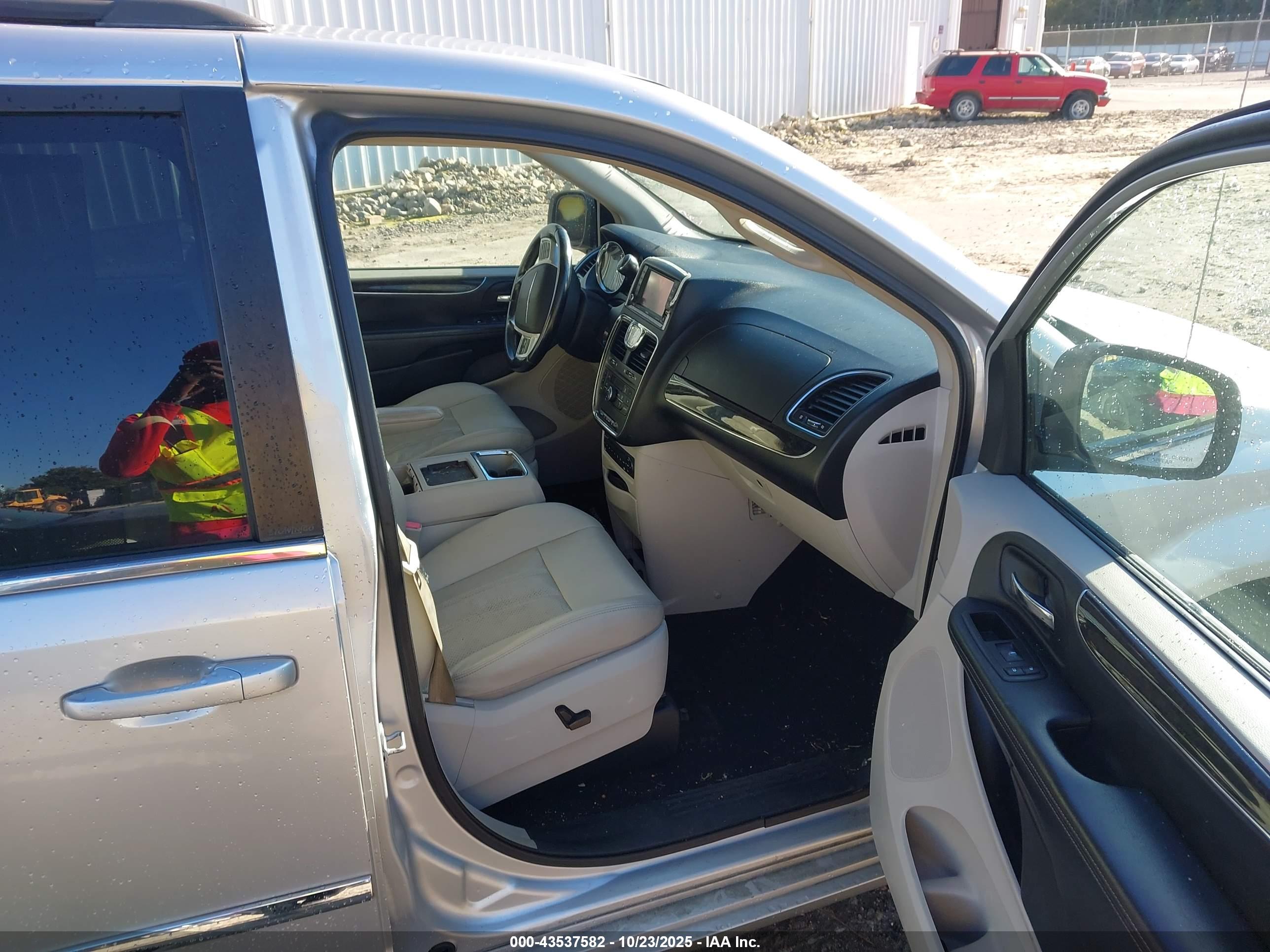 CHRYSLER TOWN image 5