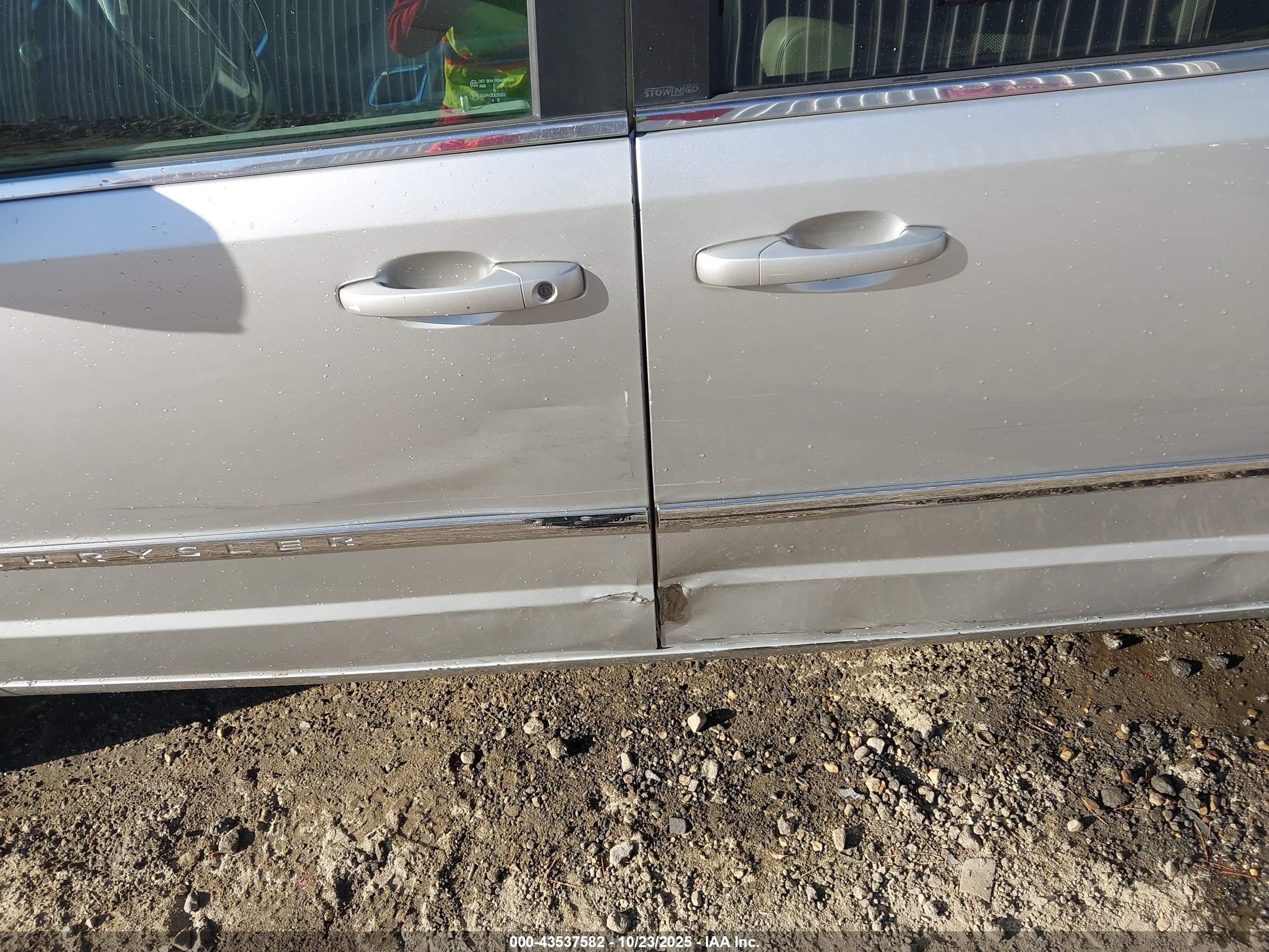 CHRYSLER TOWN image 6