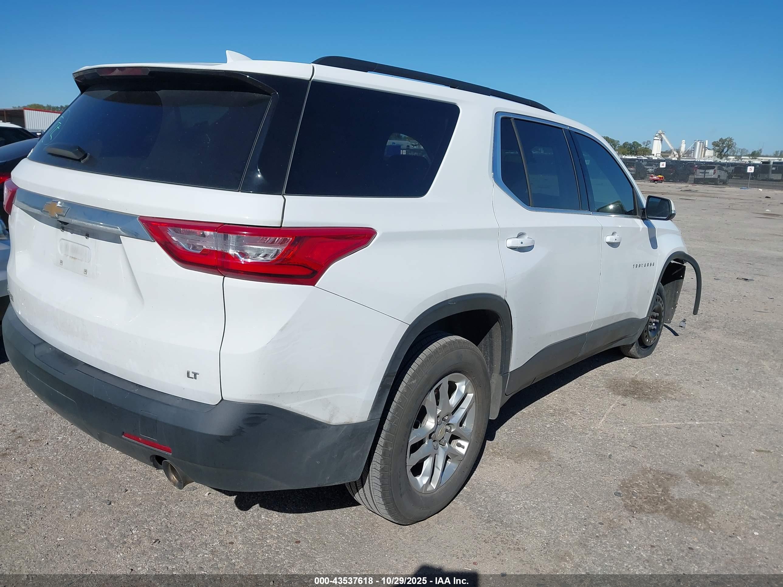 CHEVROLET TRAVERSE image 4