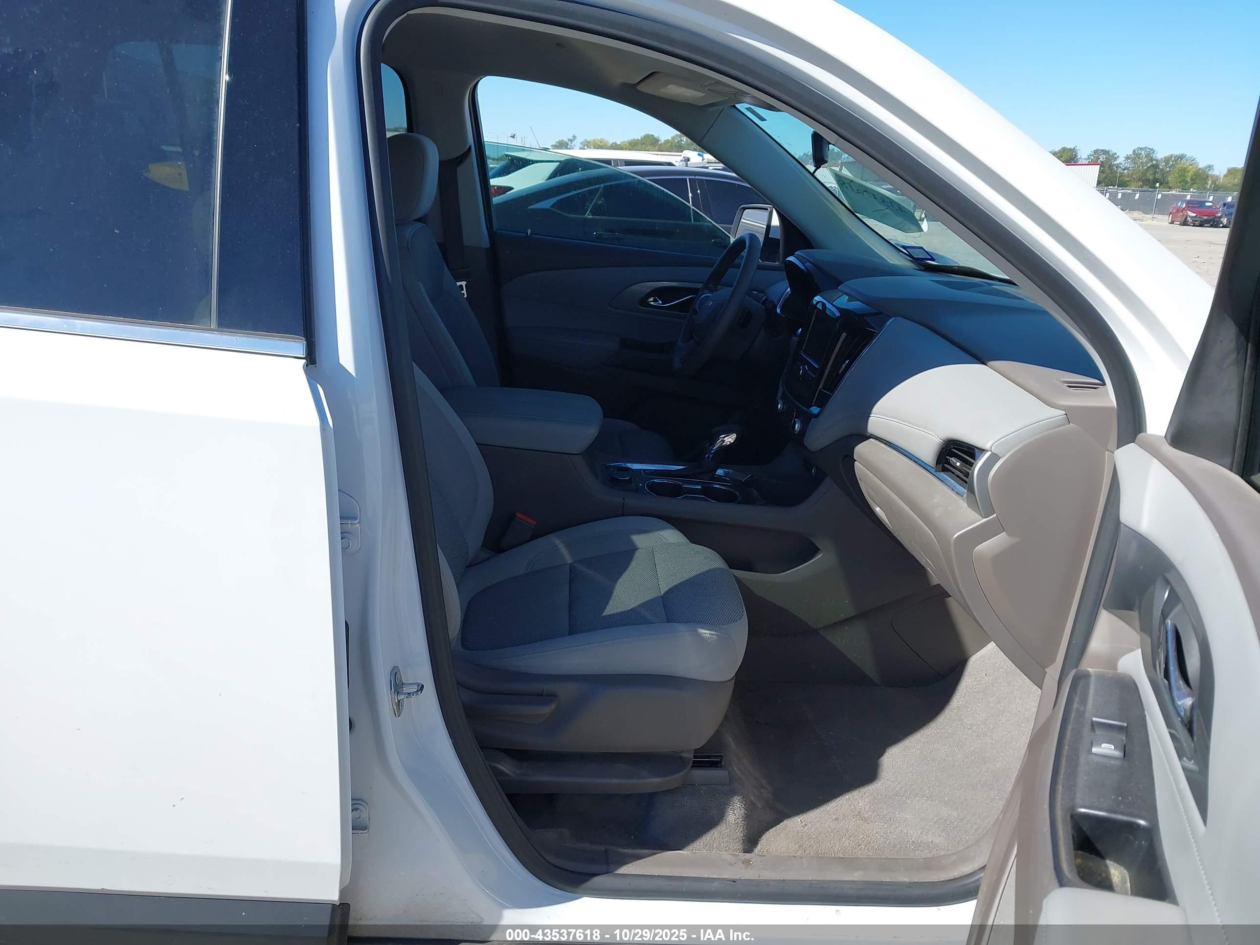 CHEVROLET TRAVERSE image 5