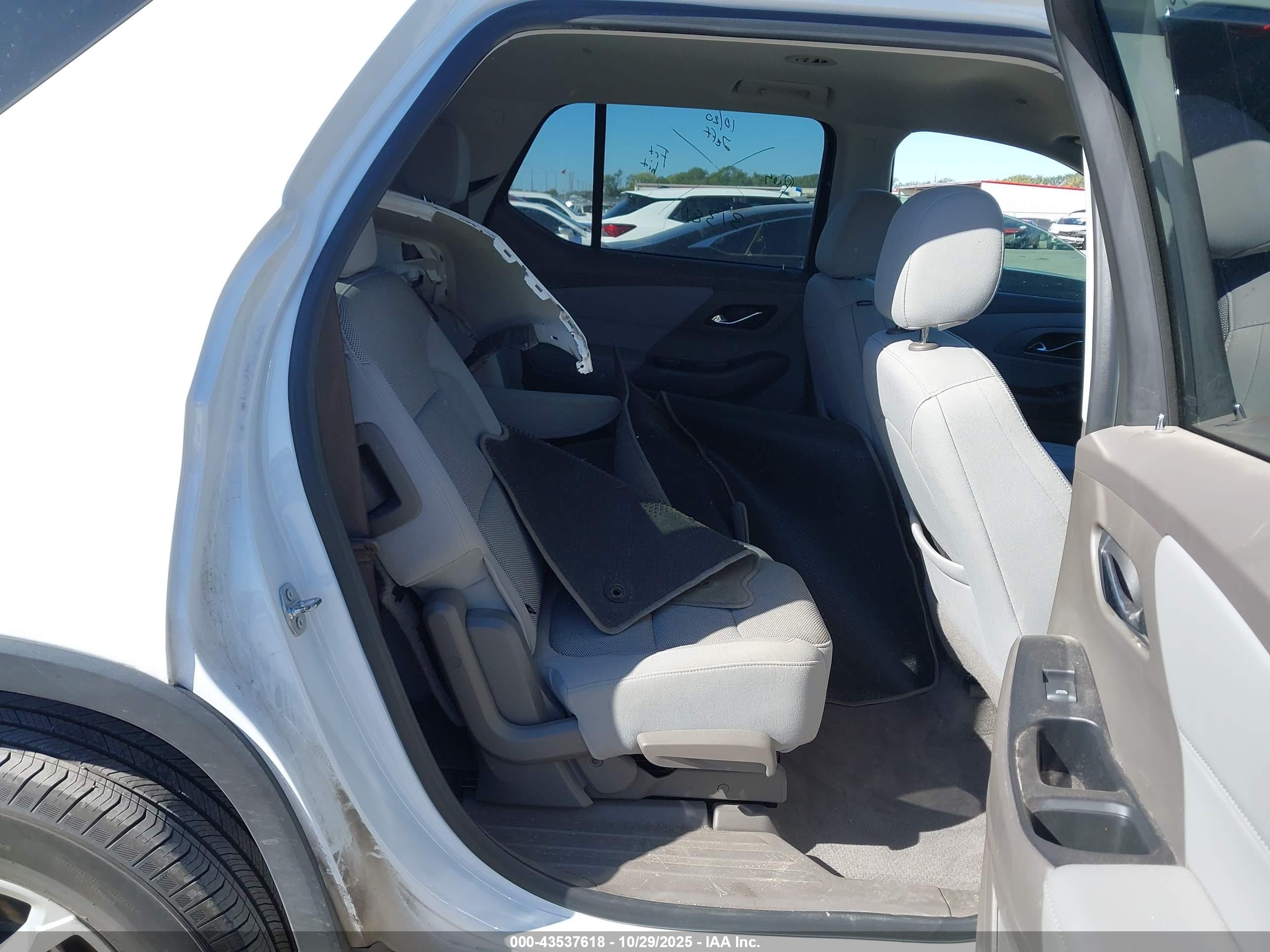 CHEVROLET TRAVERSE image 8