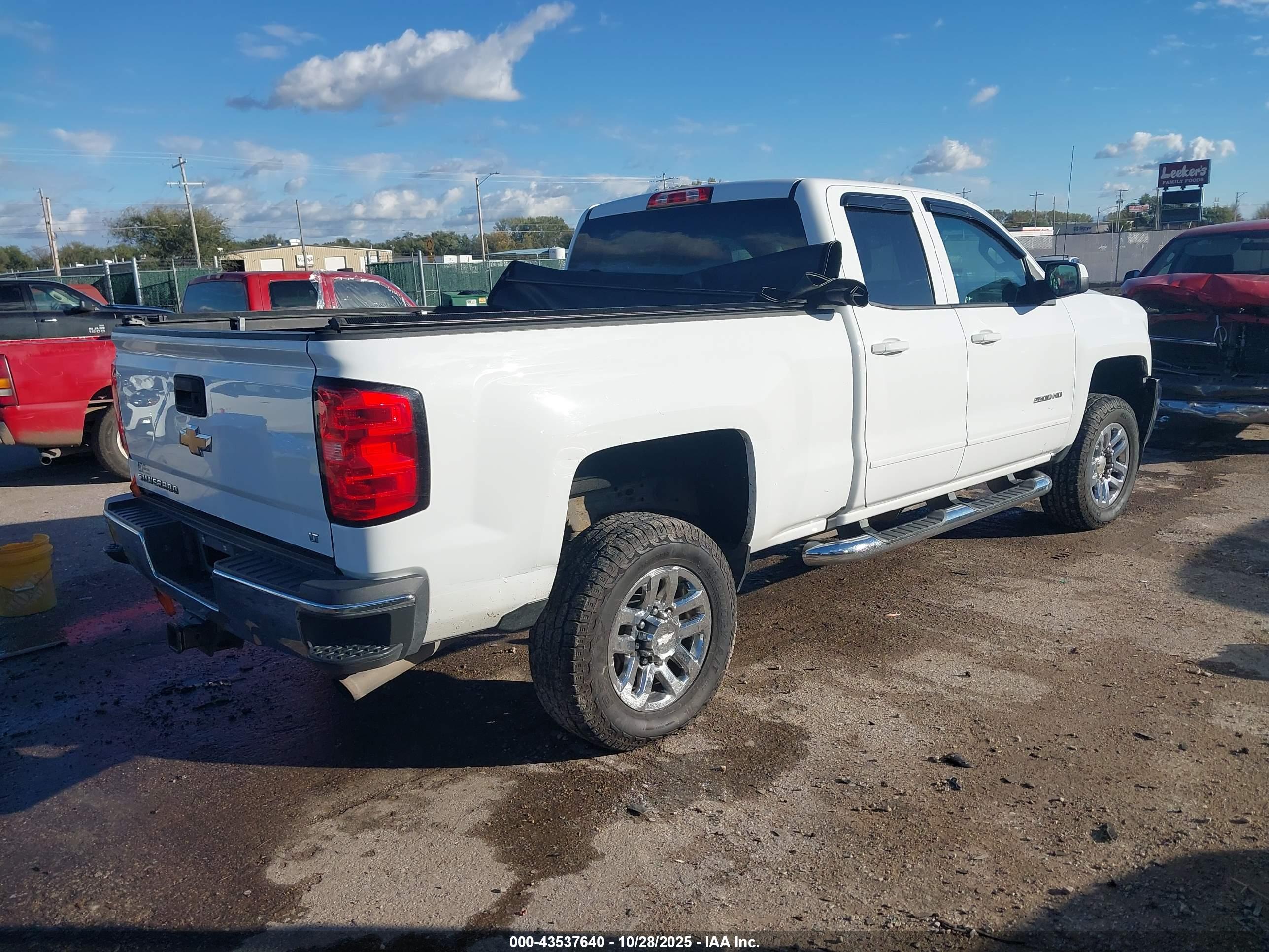 CHEVROLET SILVERADO image 4
