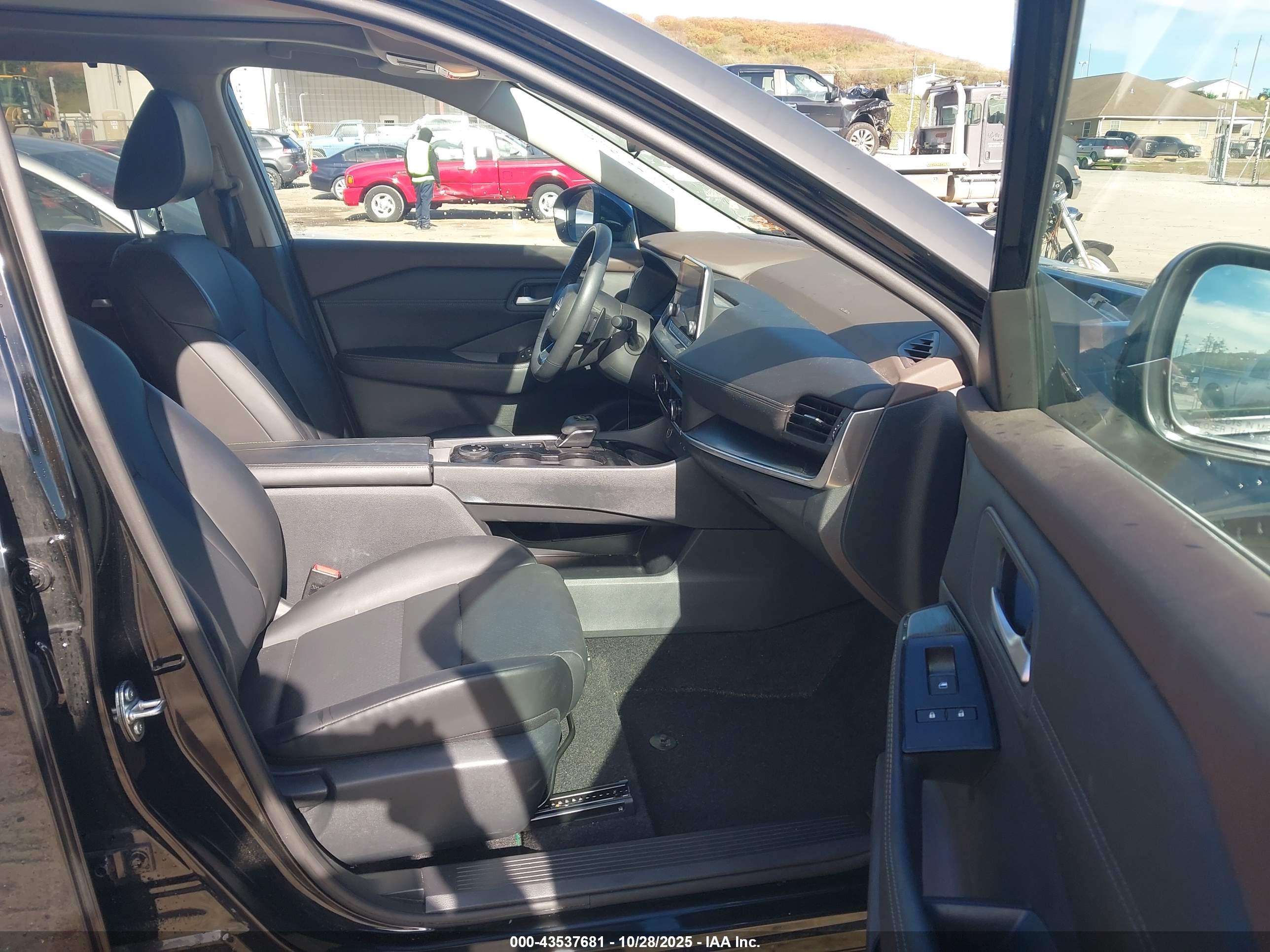 NISSAN ROGUE image 5