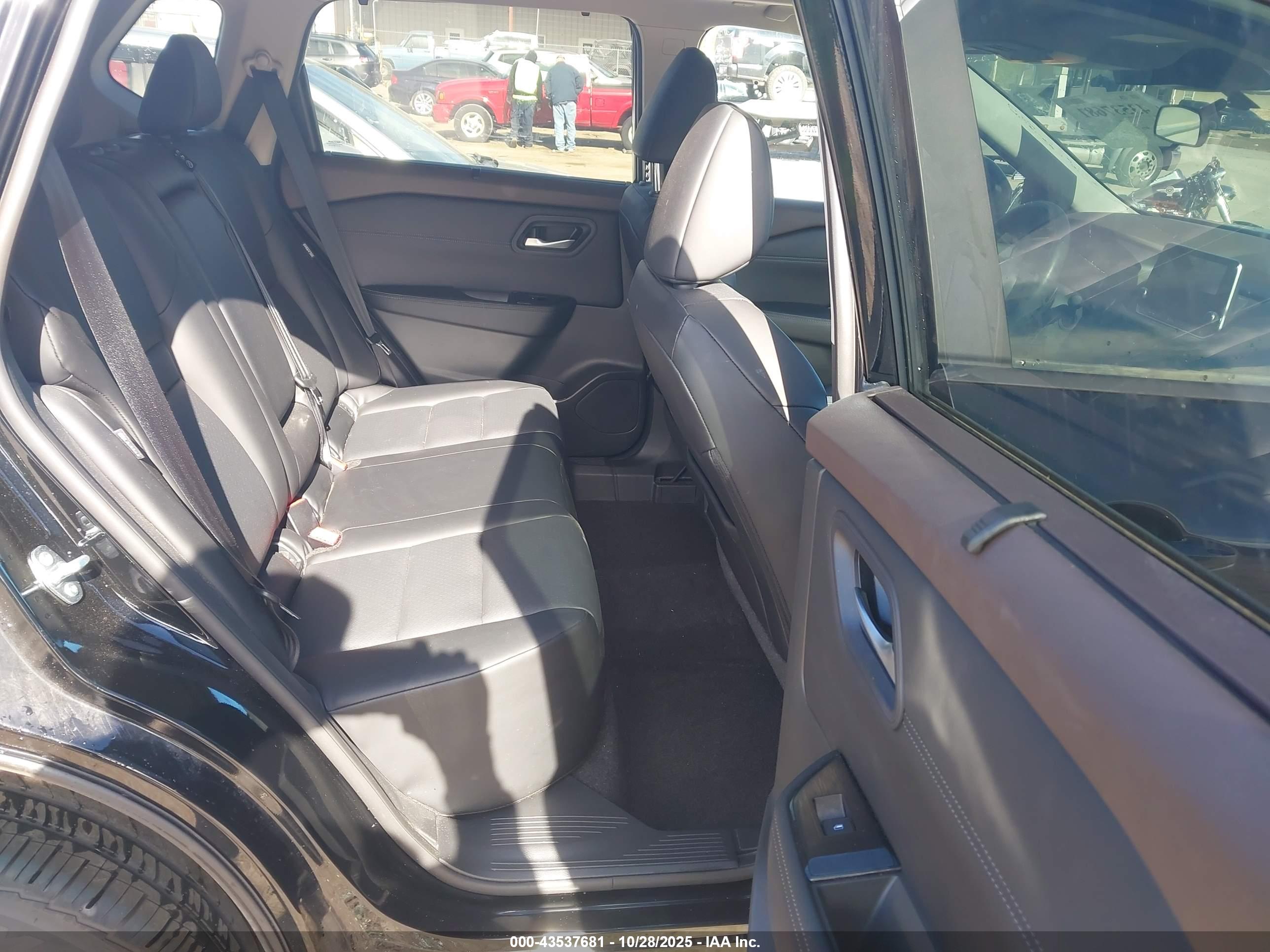 NISSAN ROGUE image 8