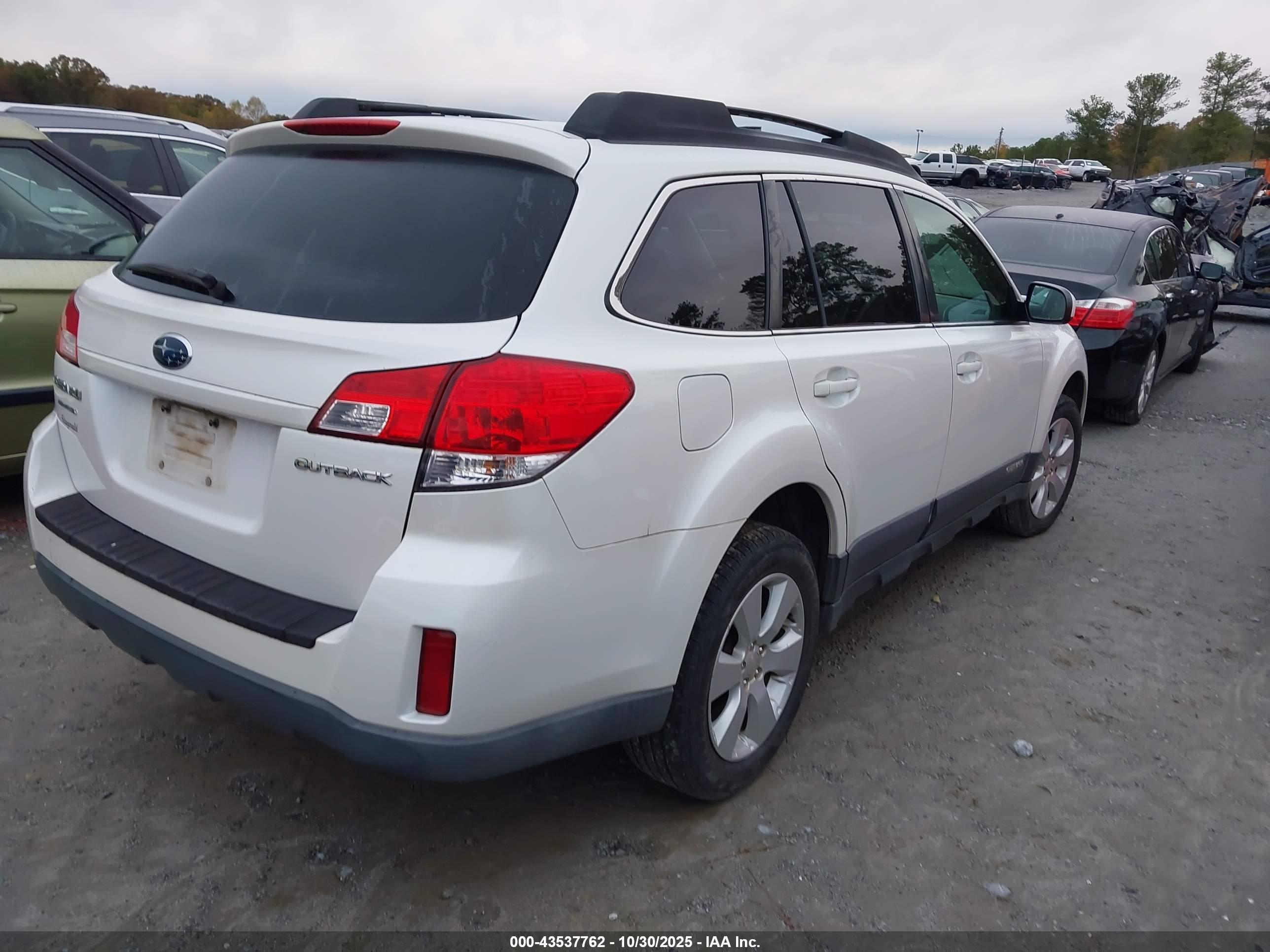 SUBARU OUTBACK image 4