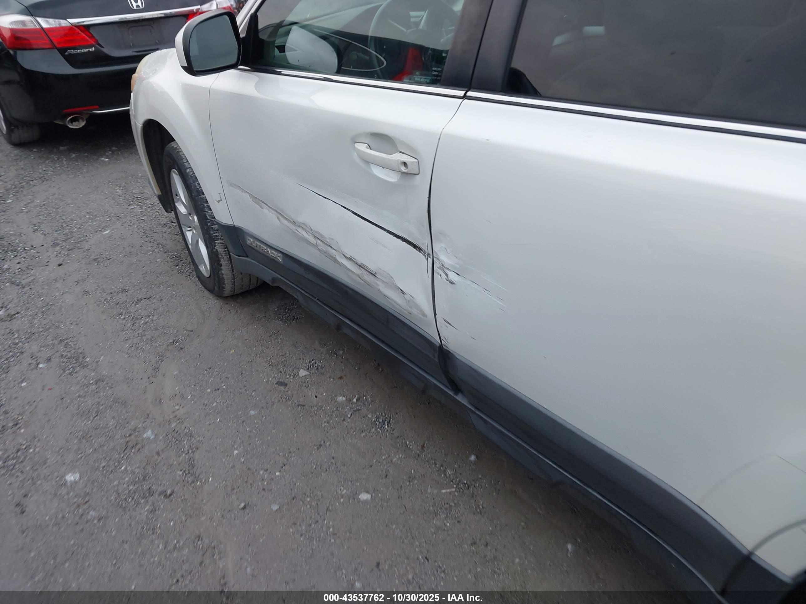 SUBARU OUTBACK image 6