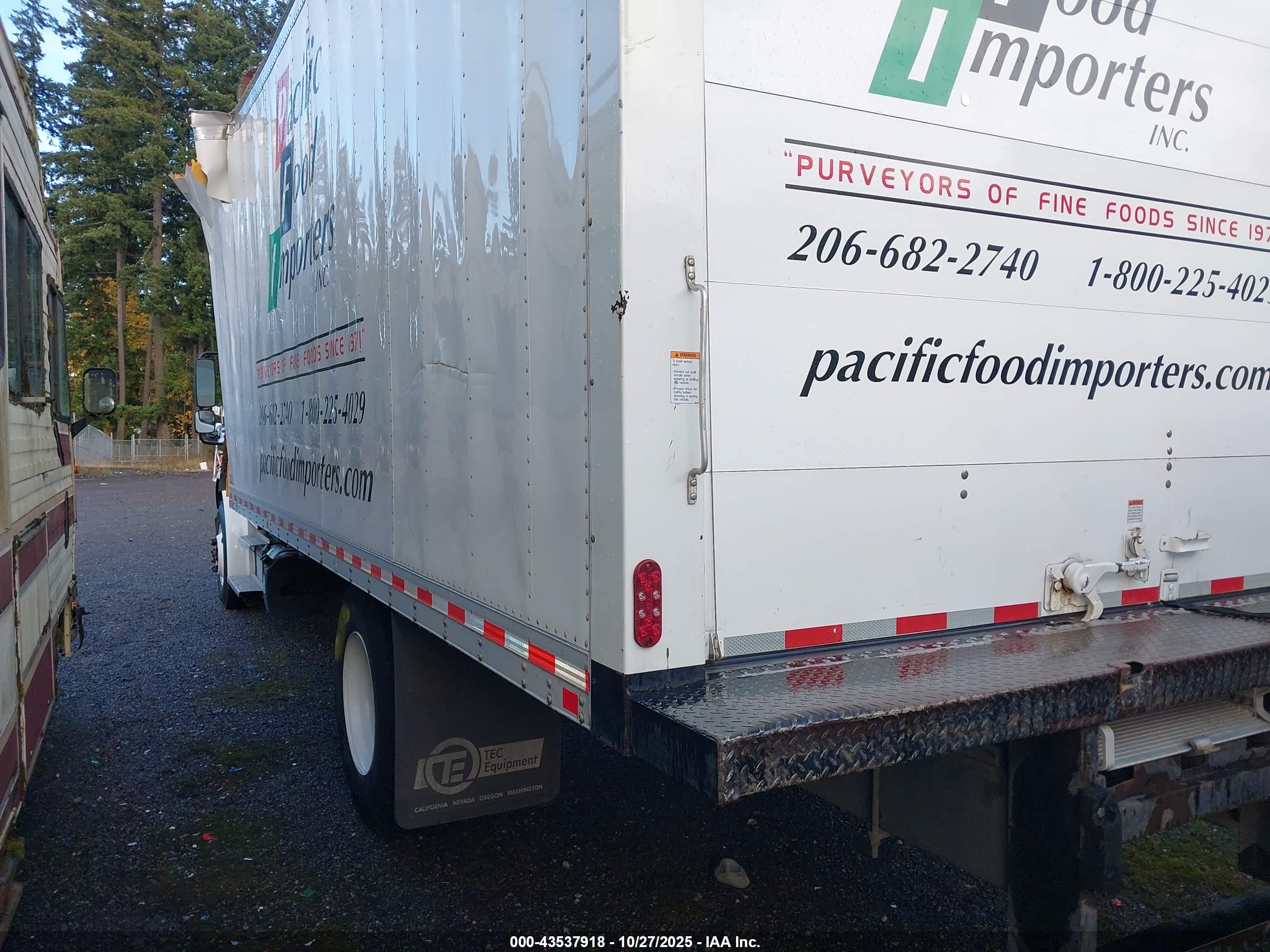 FREIGHTLINER M2 image 3