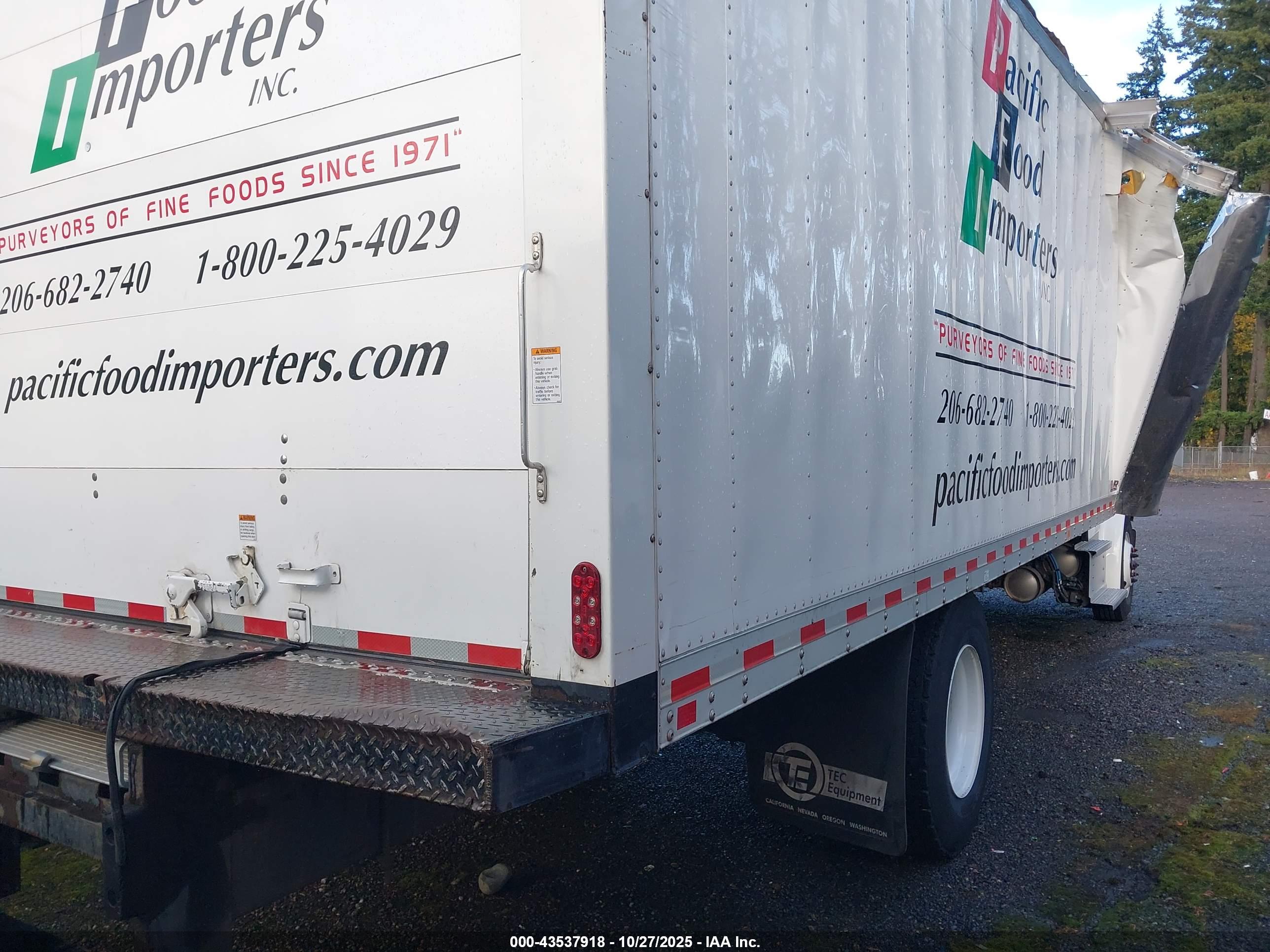 FREIGHTLINER M2 image 4