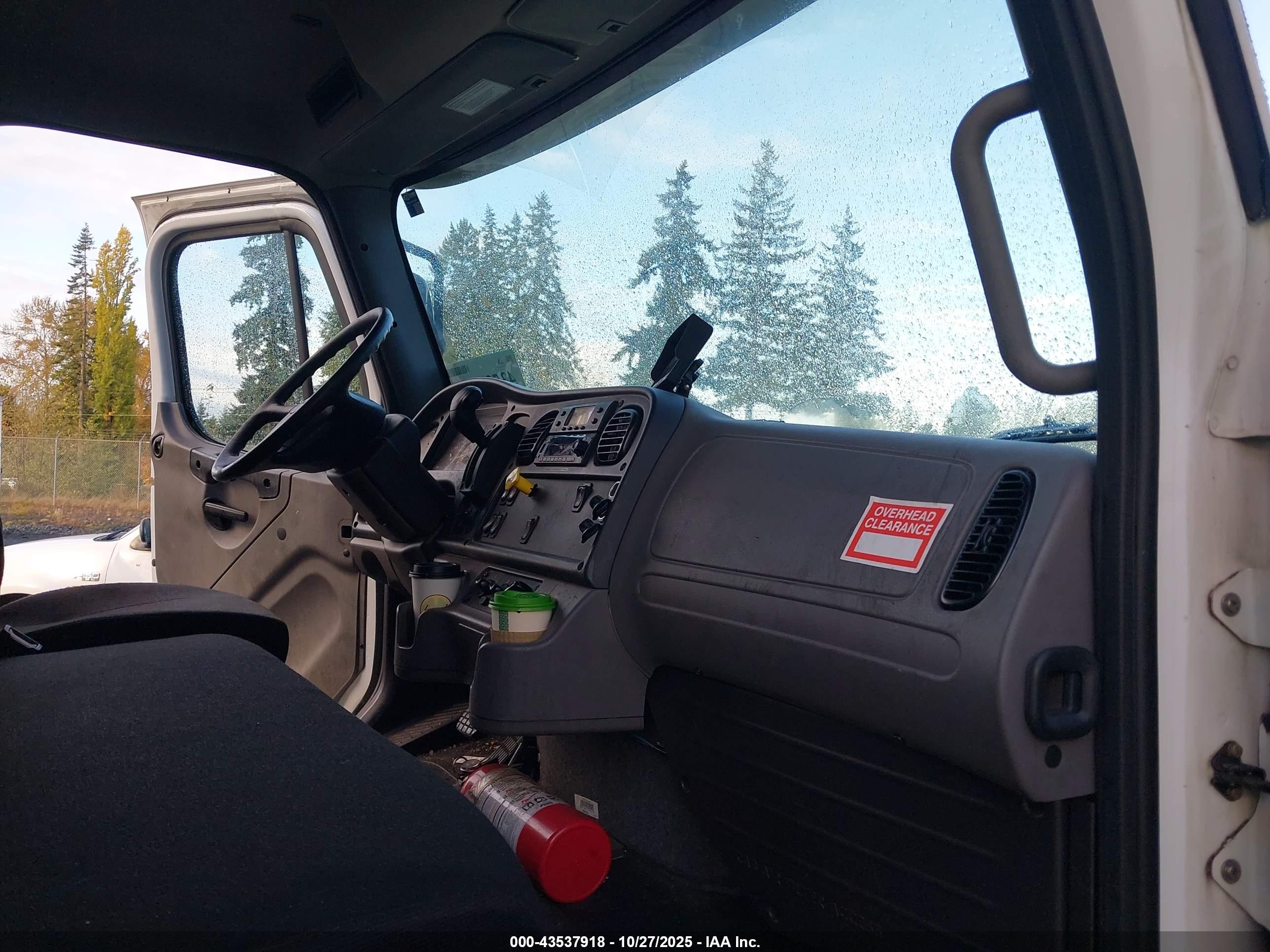 FREIGHTLINER M2 image 8