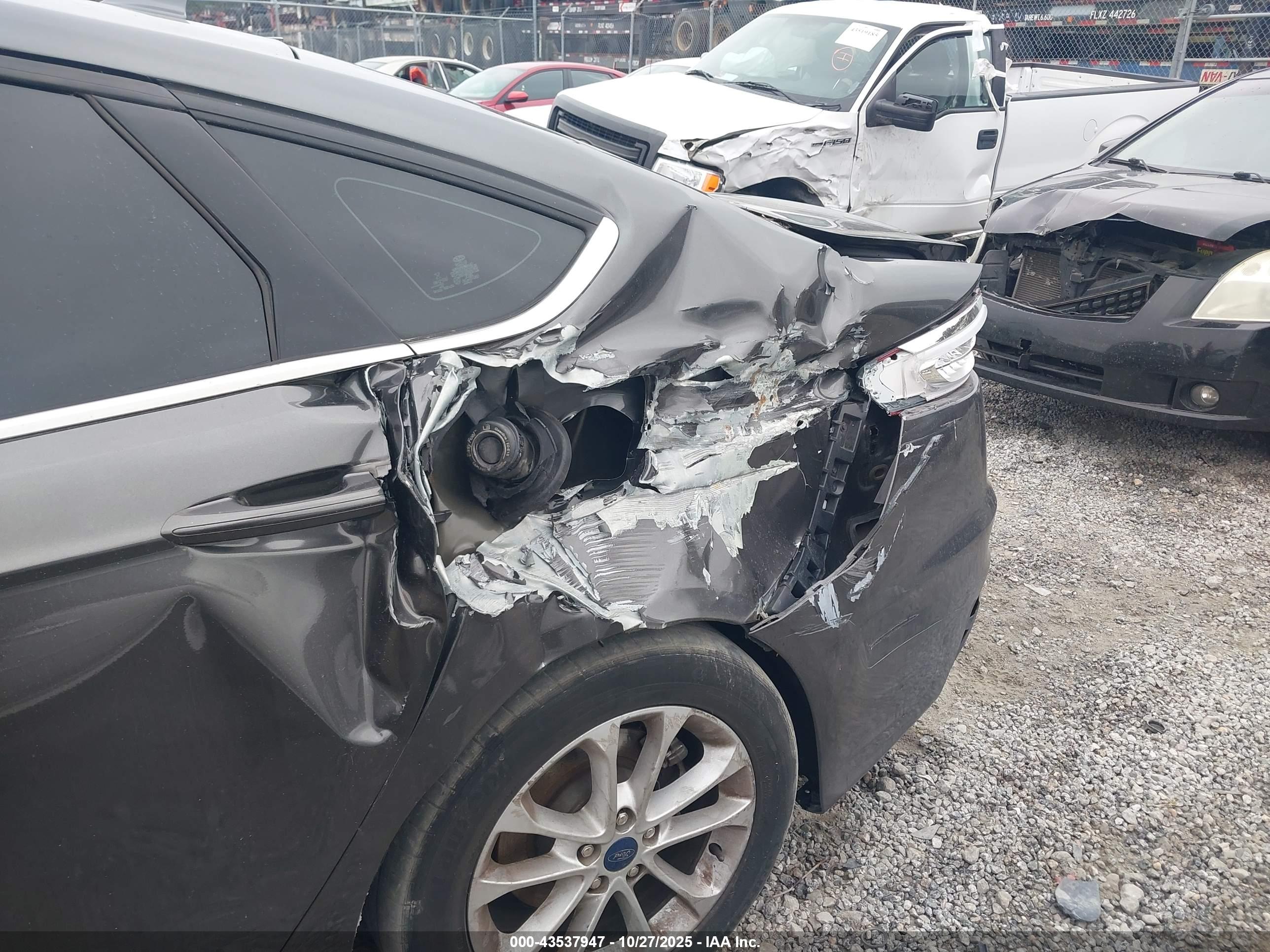 FORD FUSION image 6