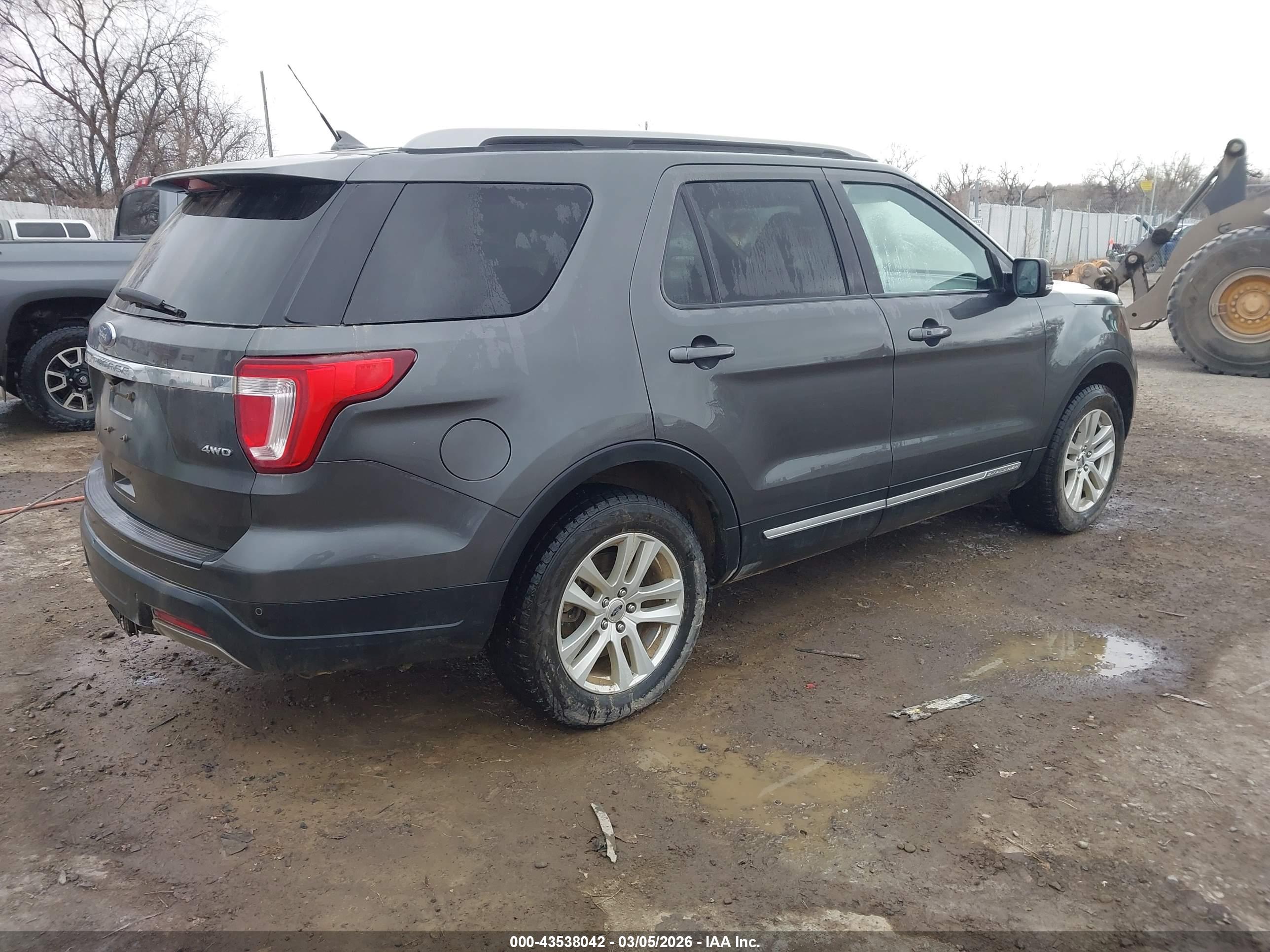 FORD EXPLORER image 4