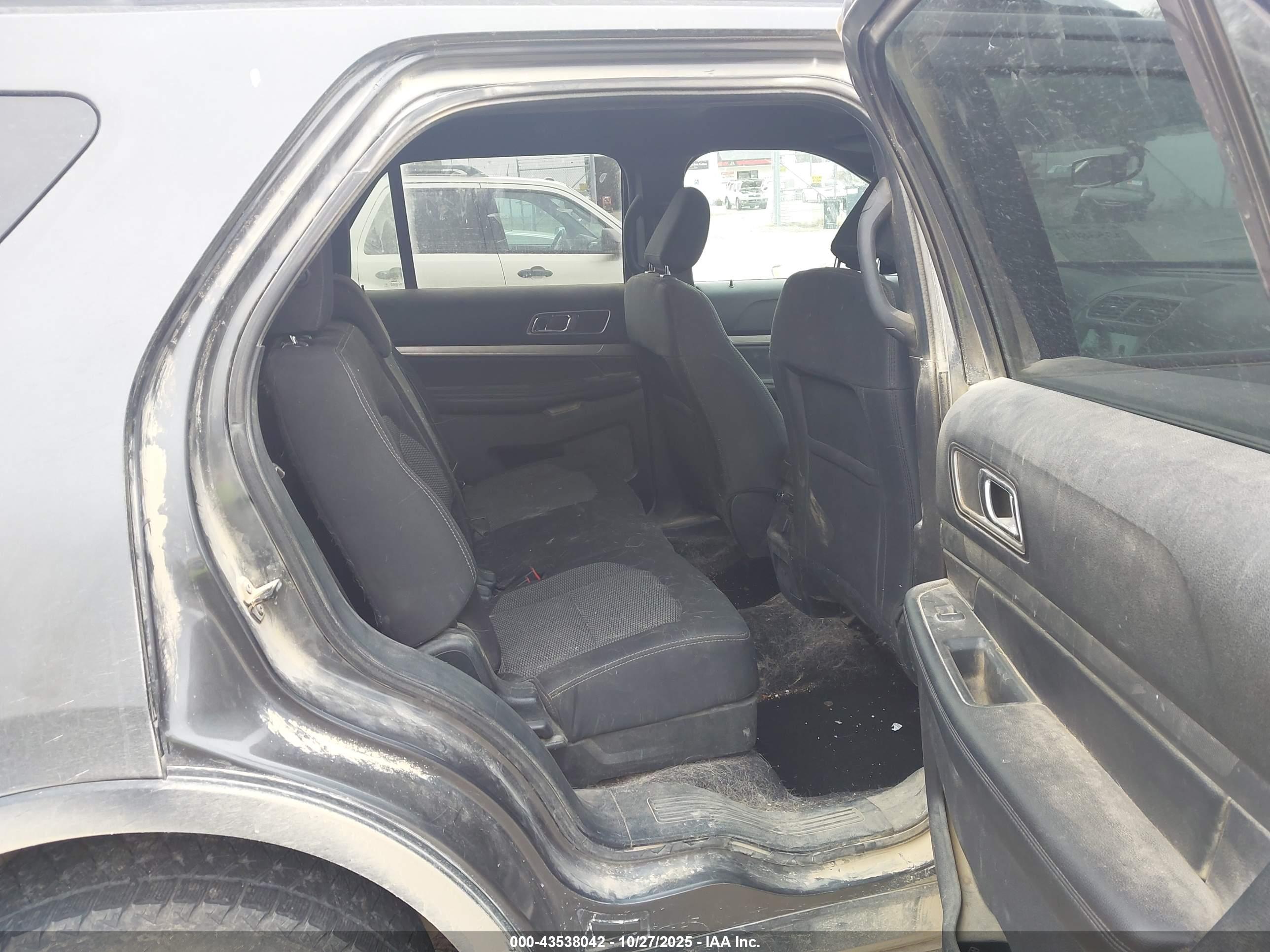 FORD EXPLORER image 8