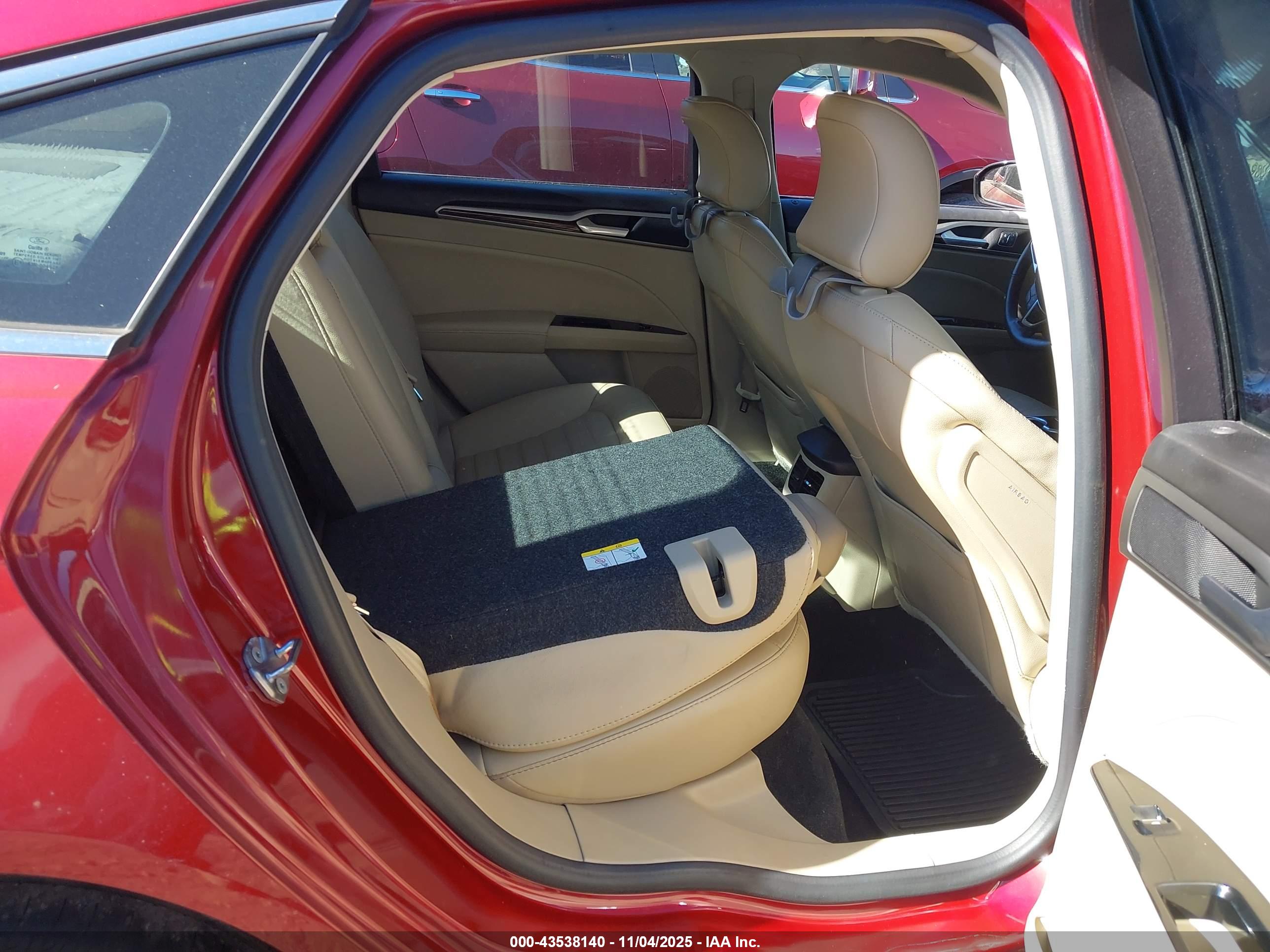 FORD FUSION image 8