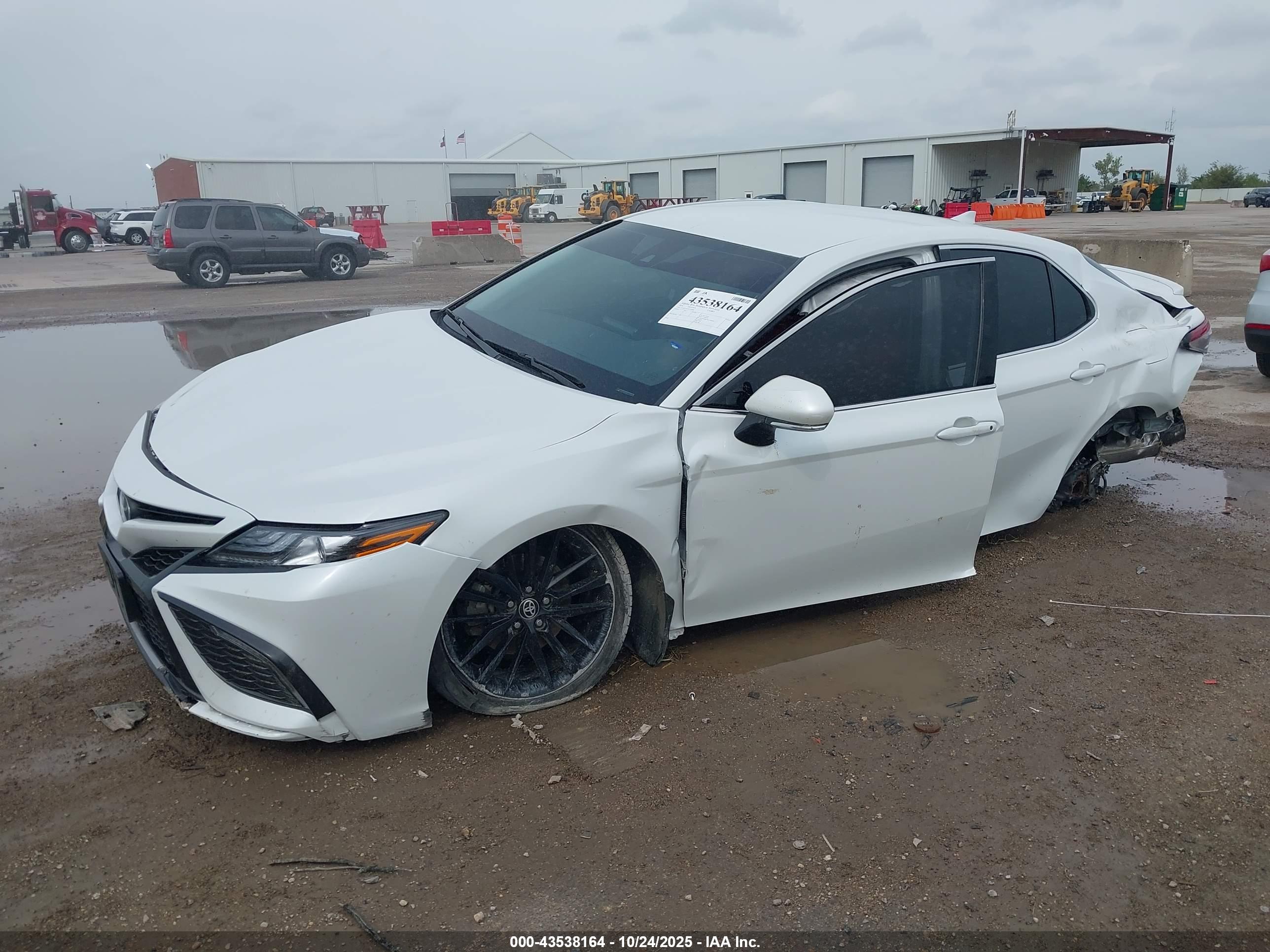 TOYOTA CAMRY image 2