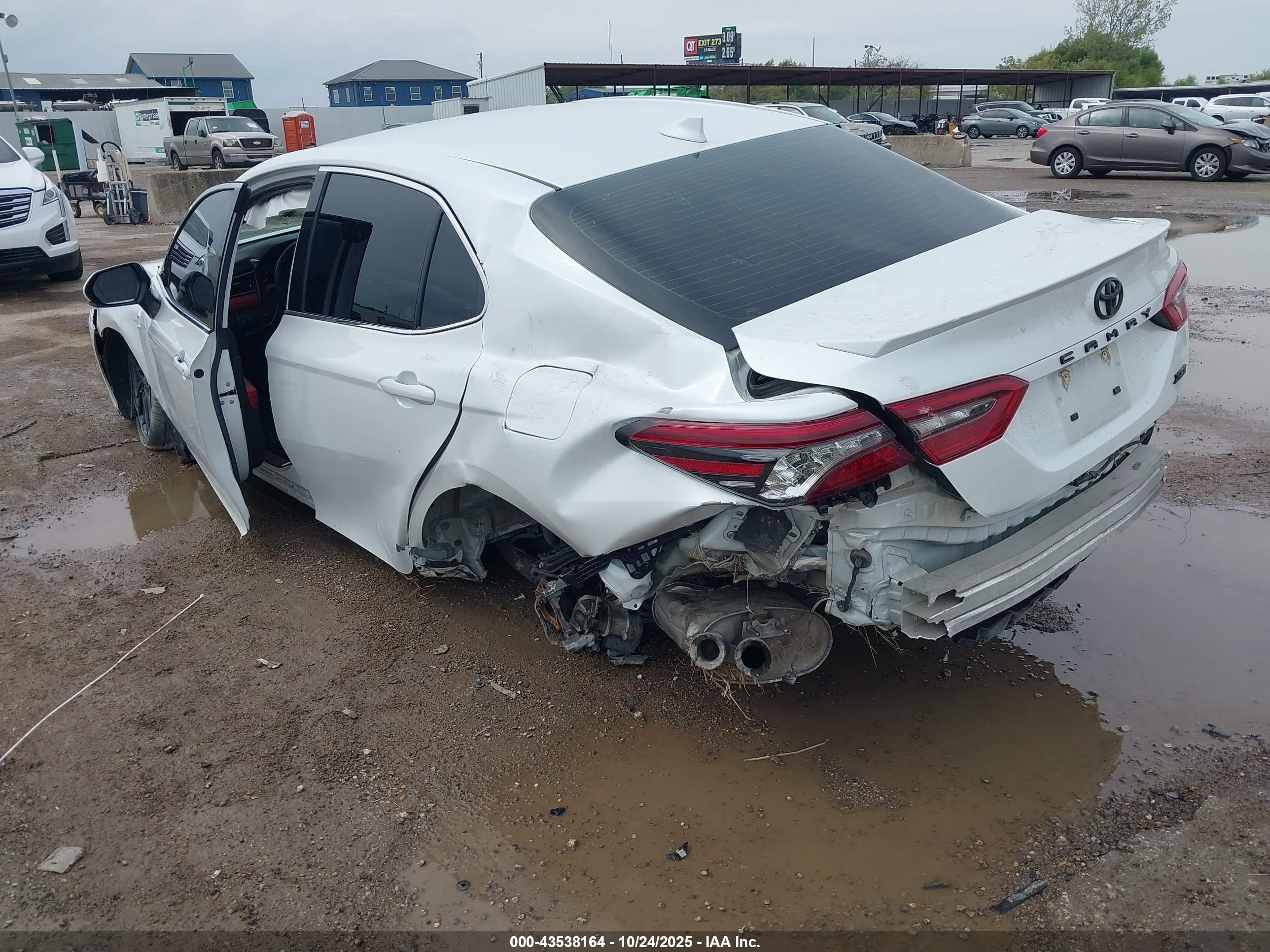 TOYOTA CAMRY image 3