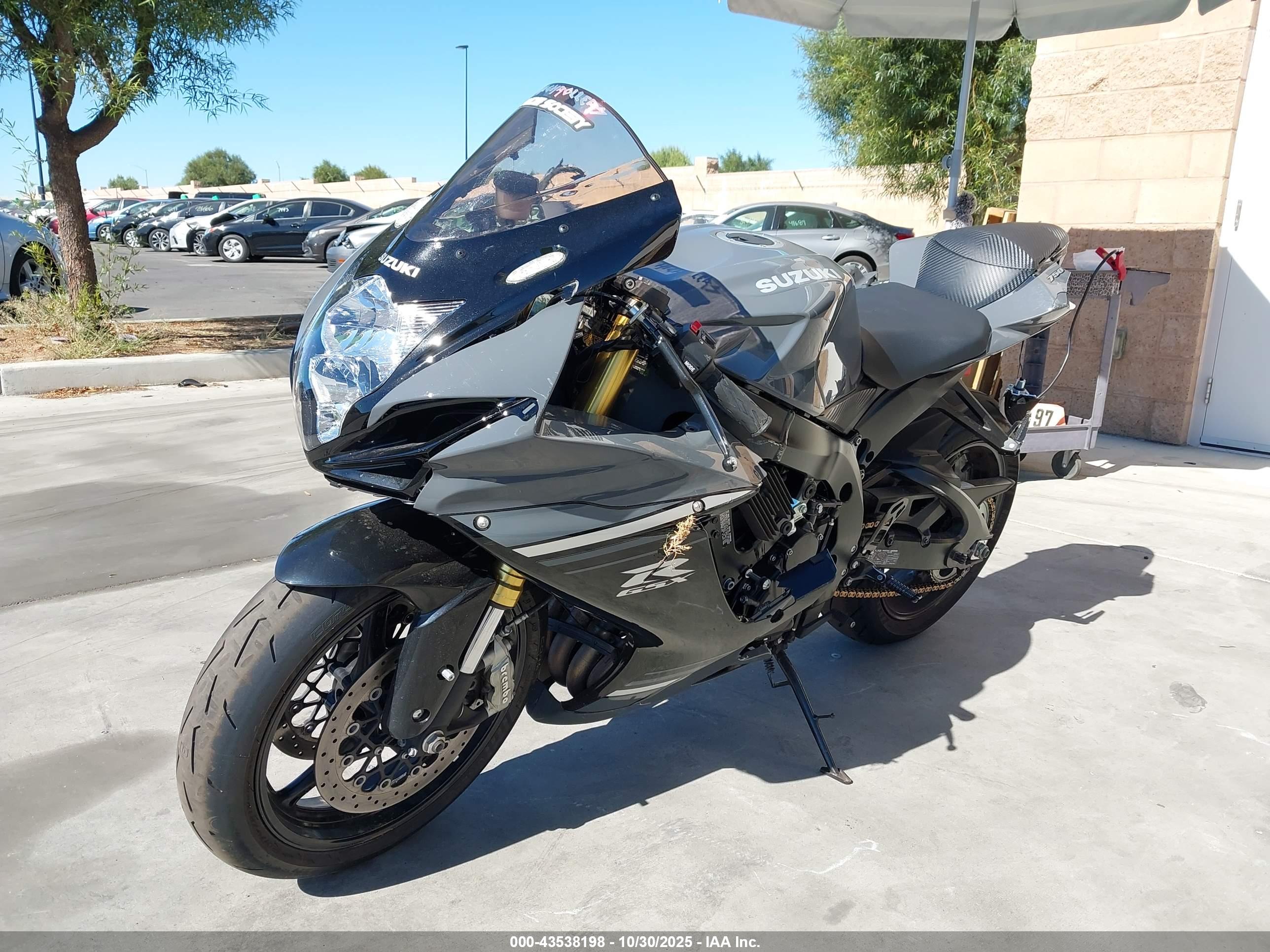 SUZUKI GSX-R750 image 2