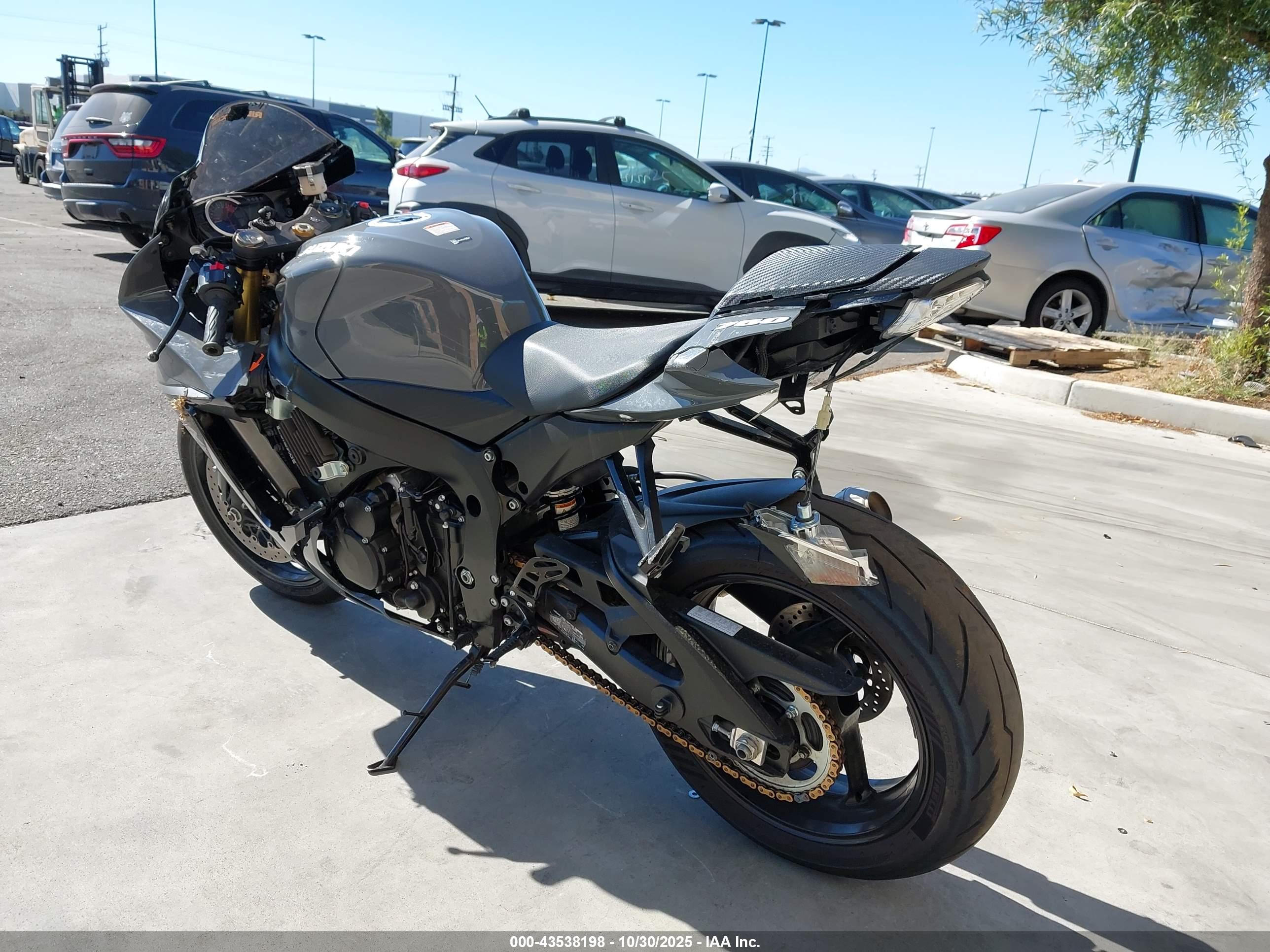 SUZUKI GSX-R750 image 3