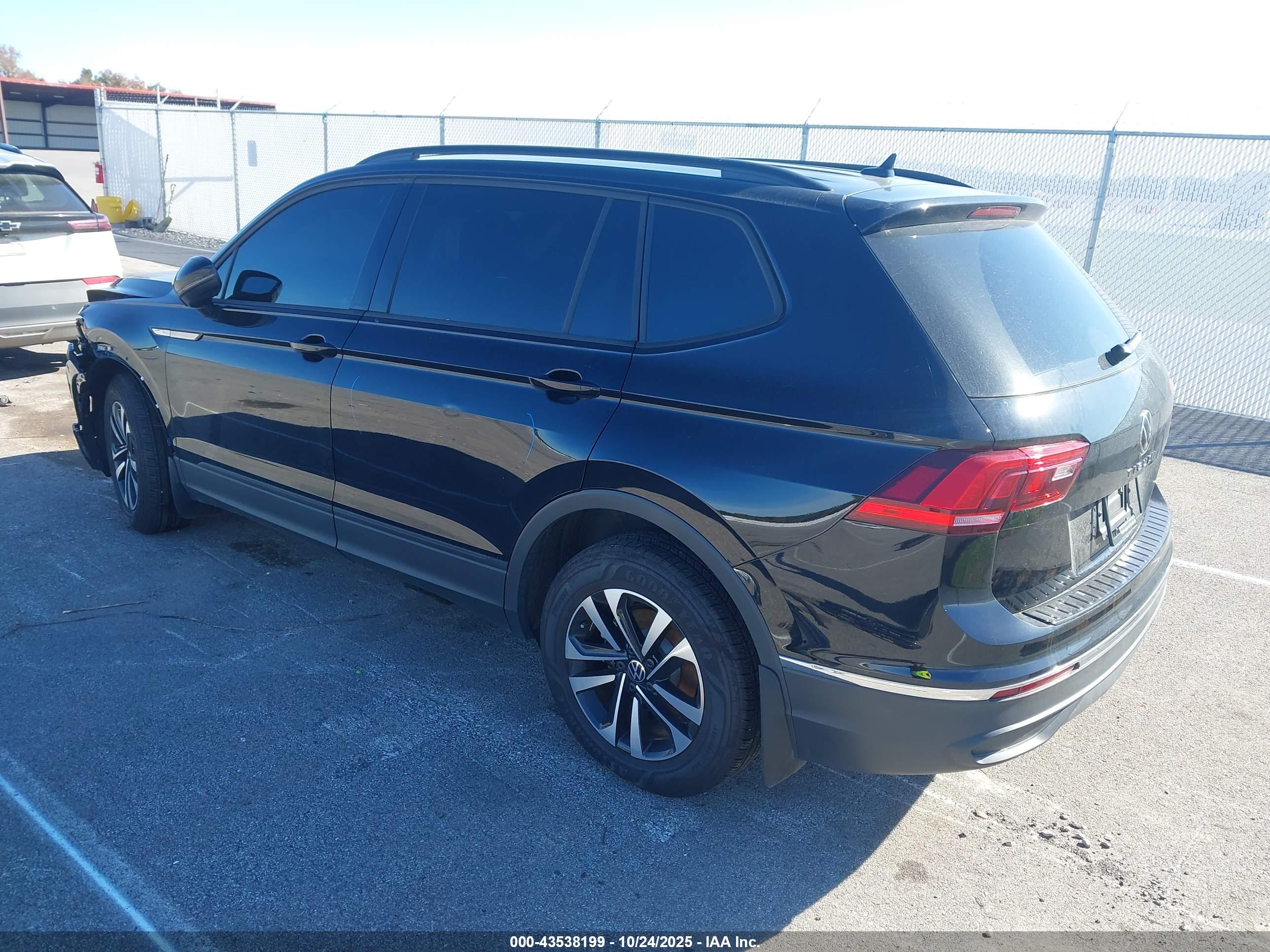VOLKSWAGEN TIGUAN image 3