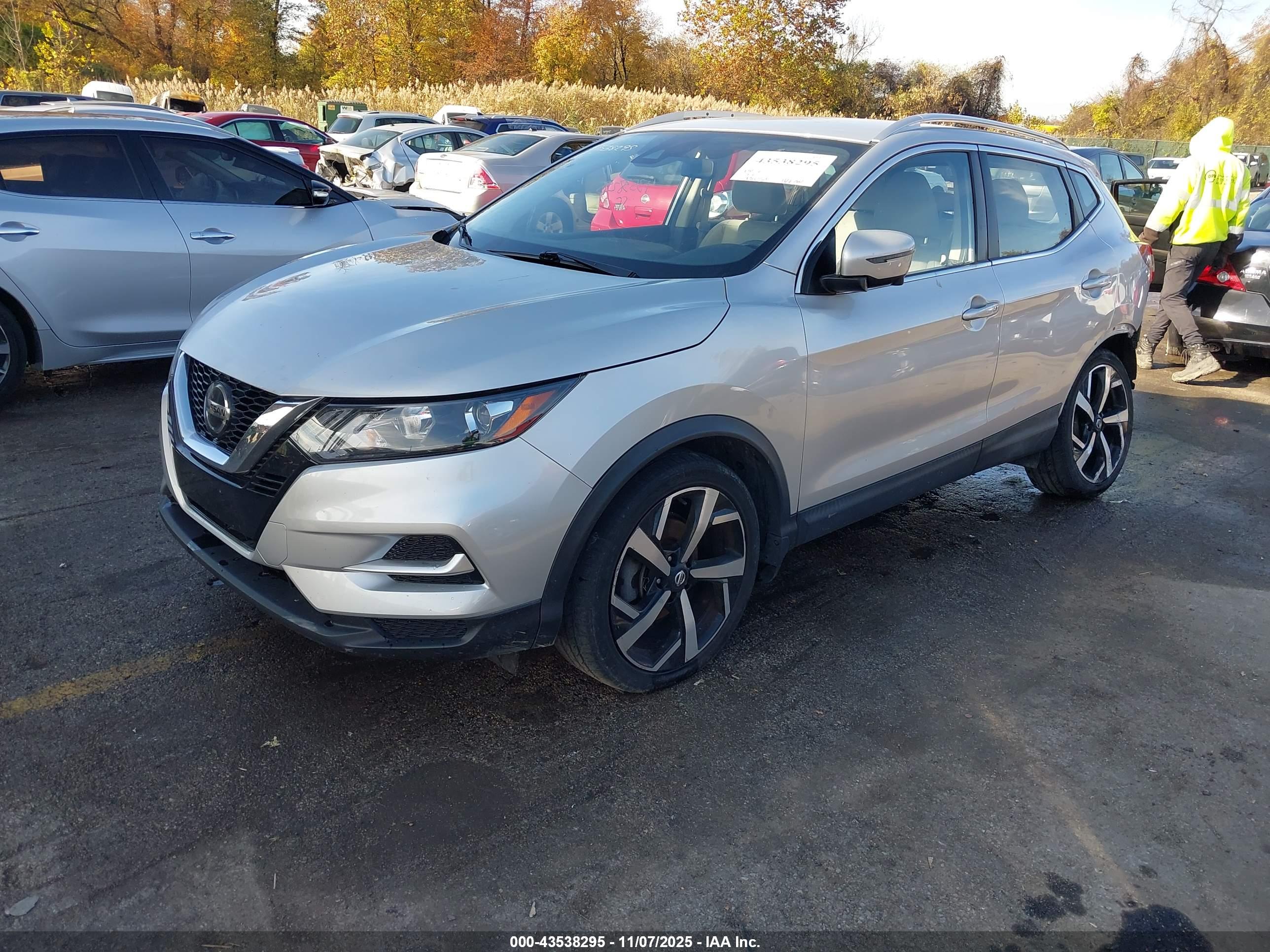 NISSAN ROGUE image 2