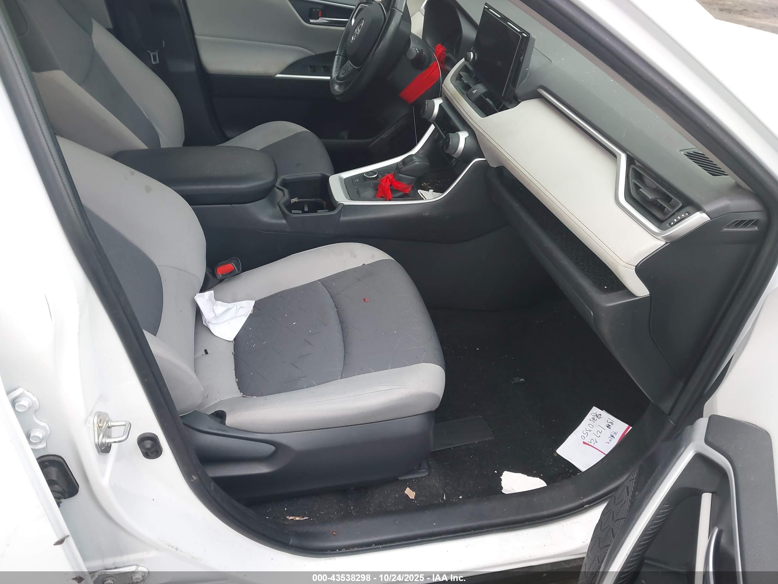 TOYOTA RAV4 image 5