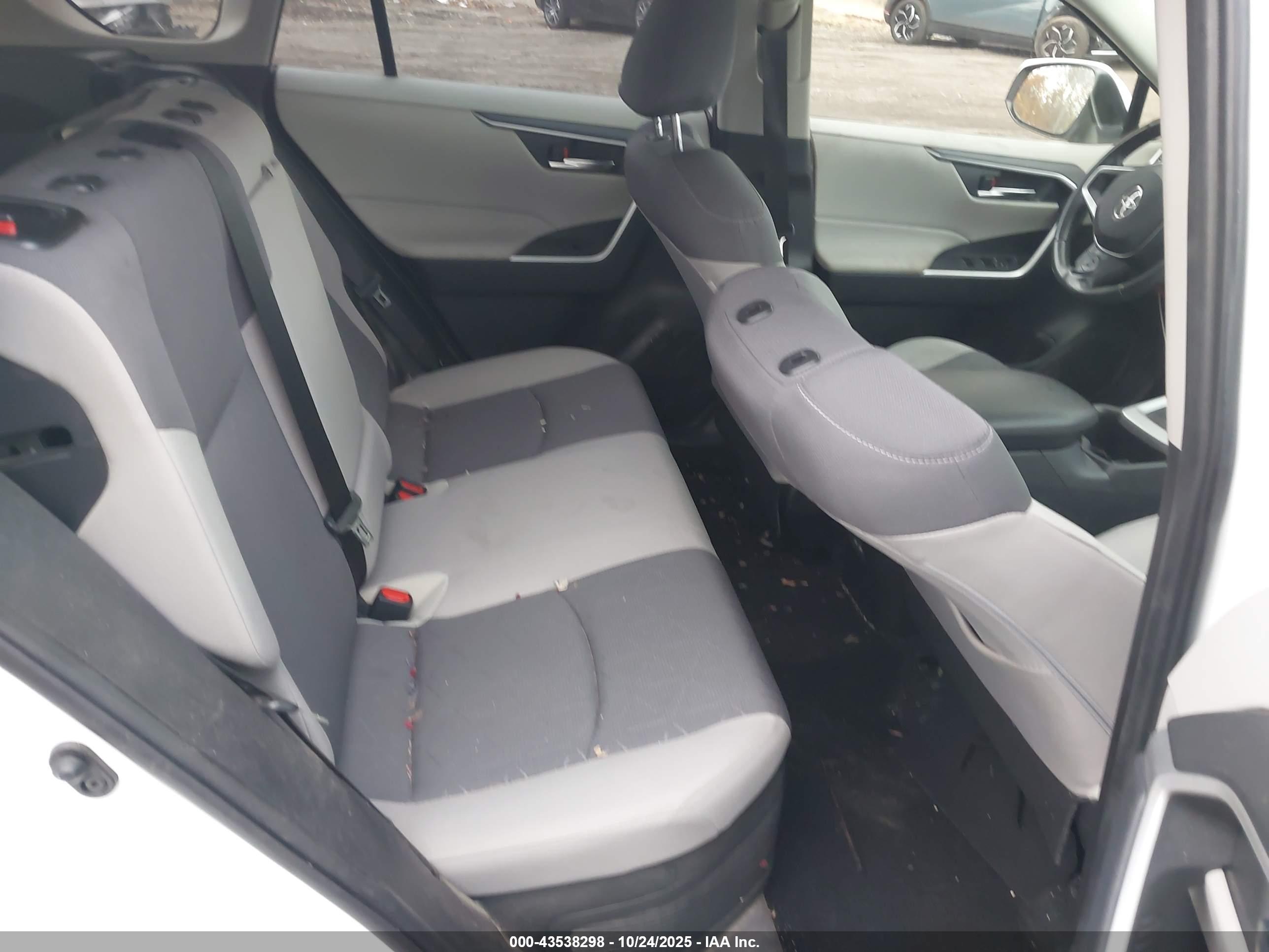 TOYOTA RAV4 image 8