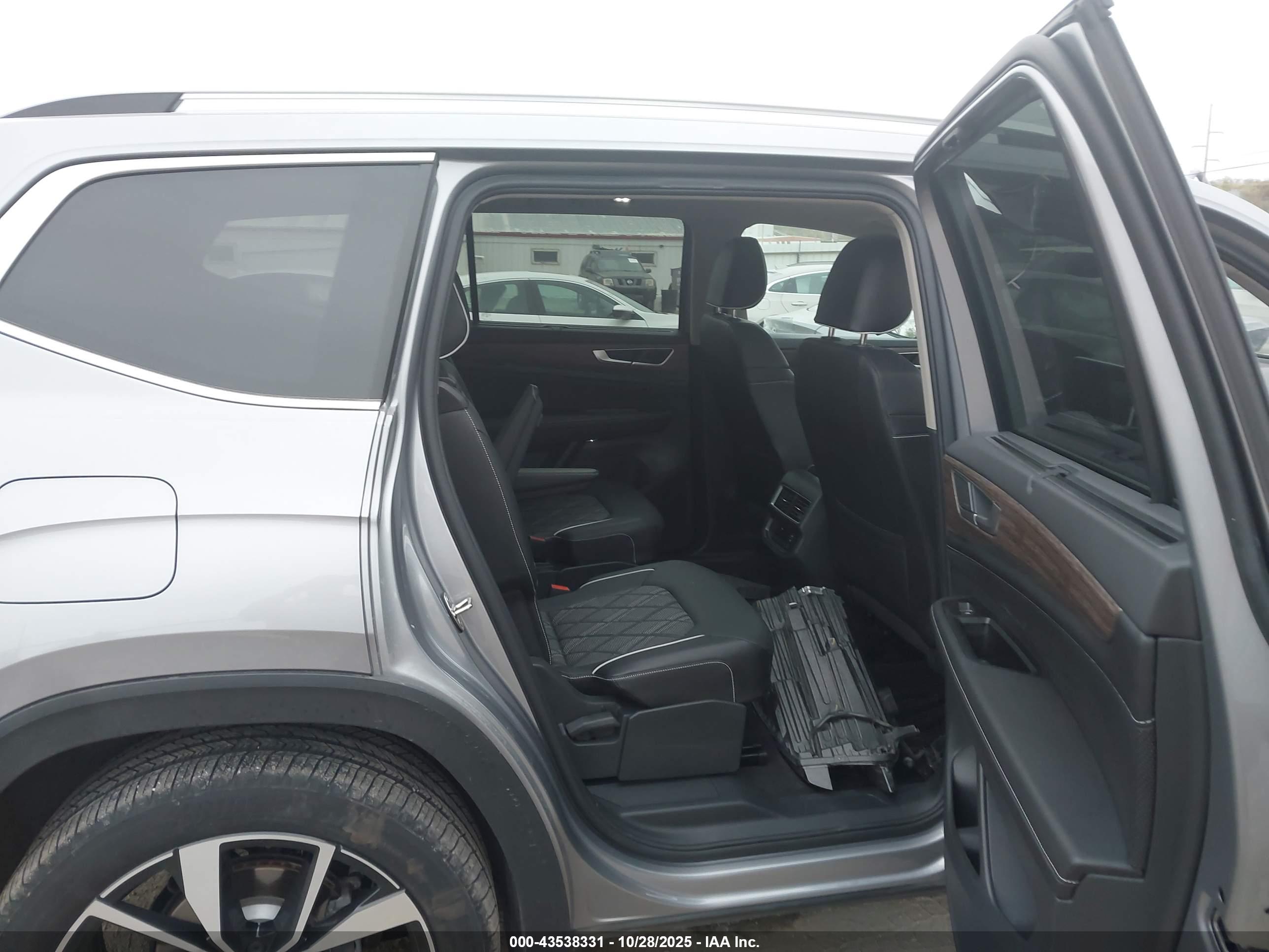 VOLKSWAGEN ATLAS image 8