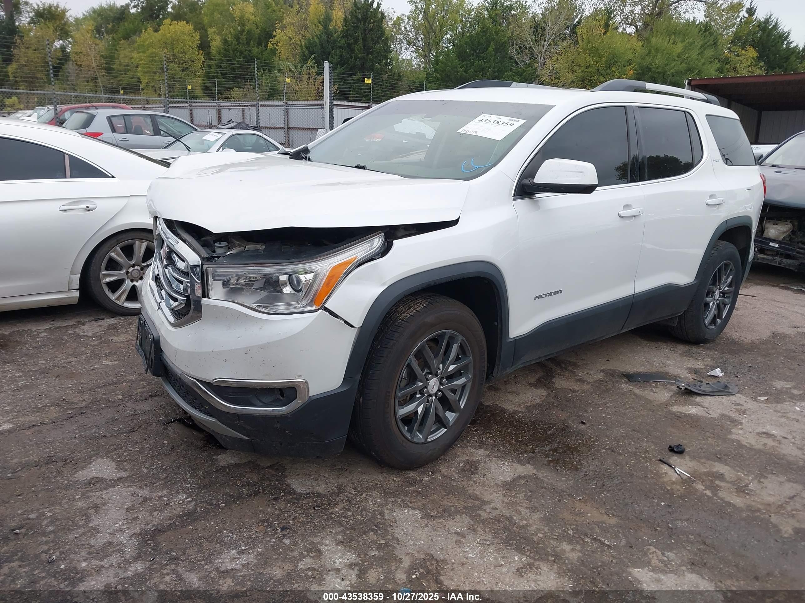 GMC ACADIA image 2