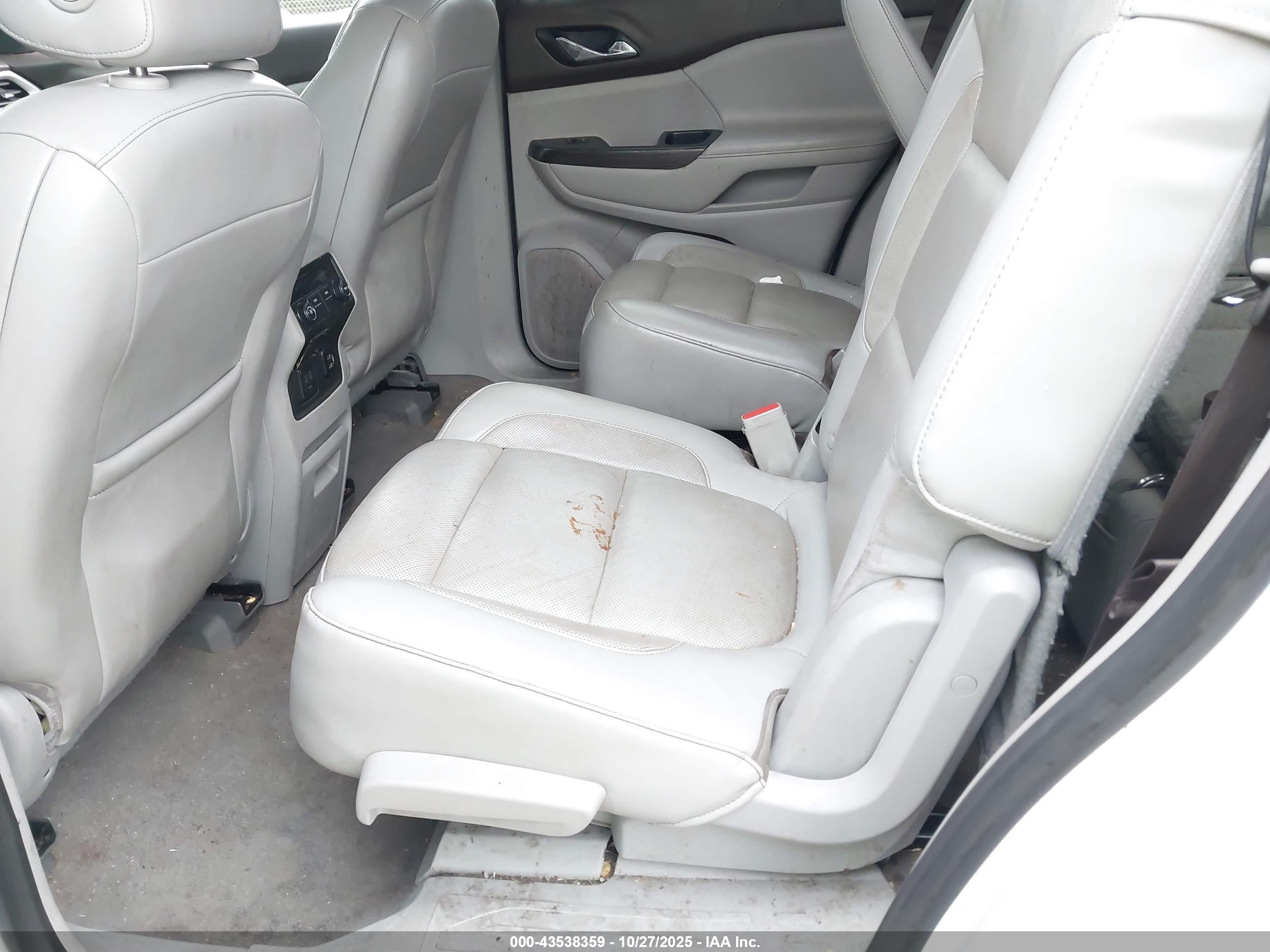GMC ACADIA image 8