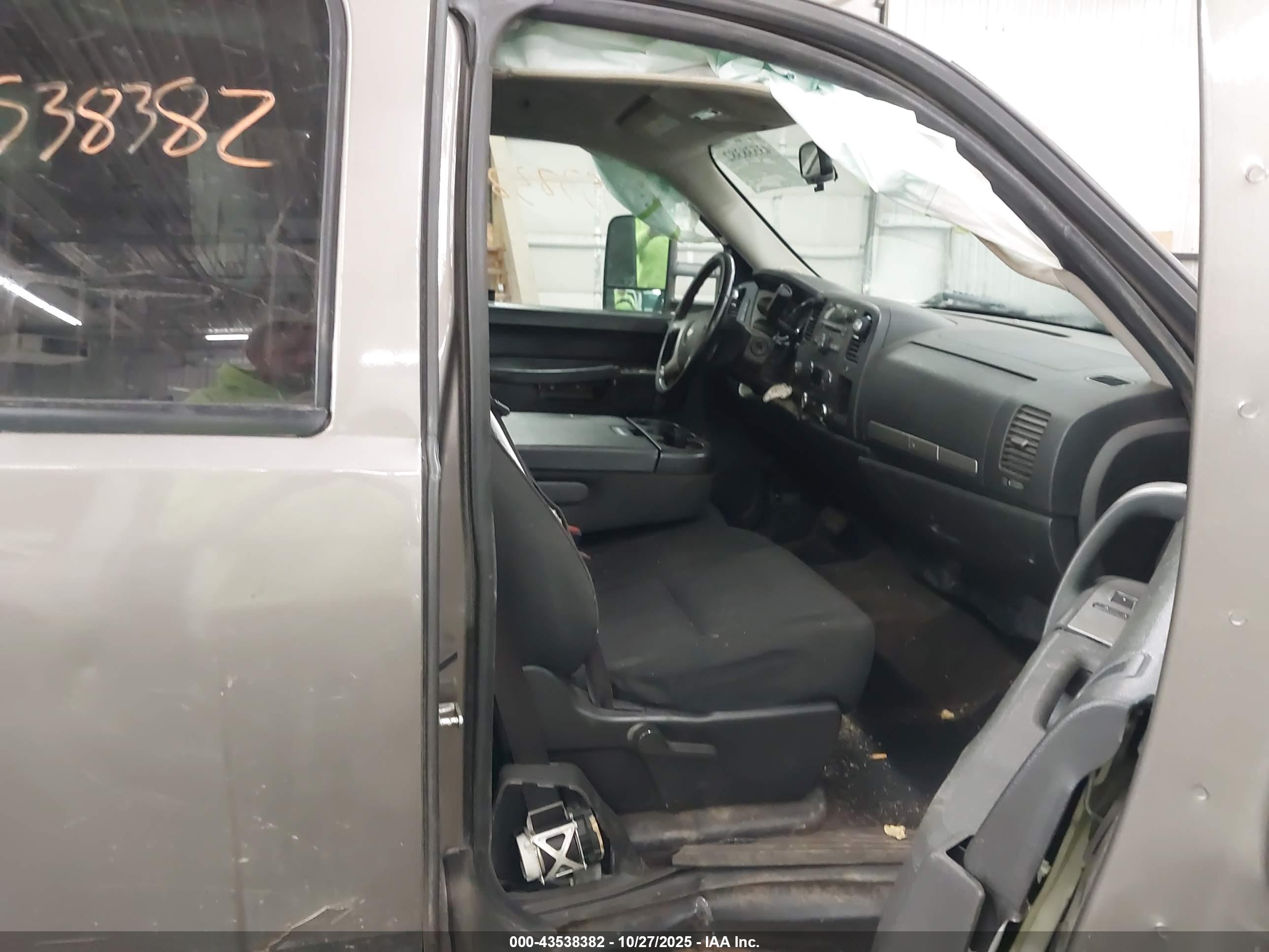 CHEVROLET SILVERADO image 5