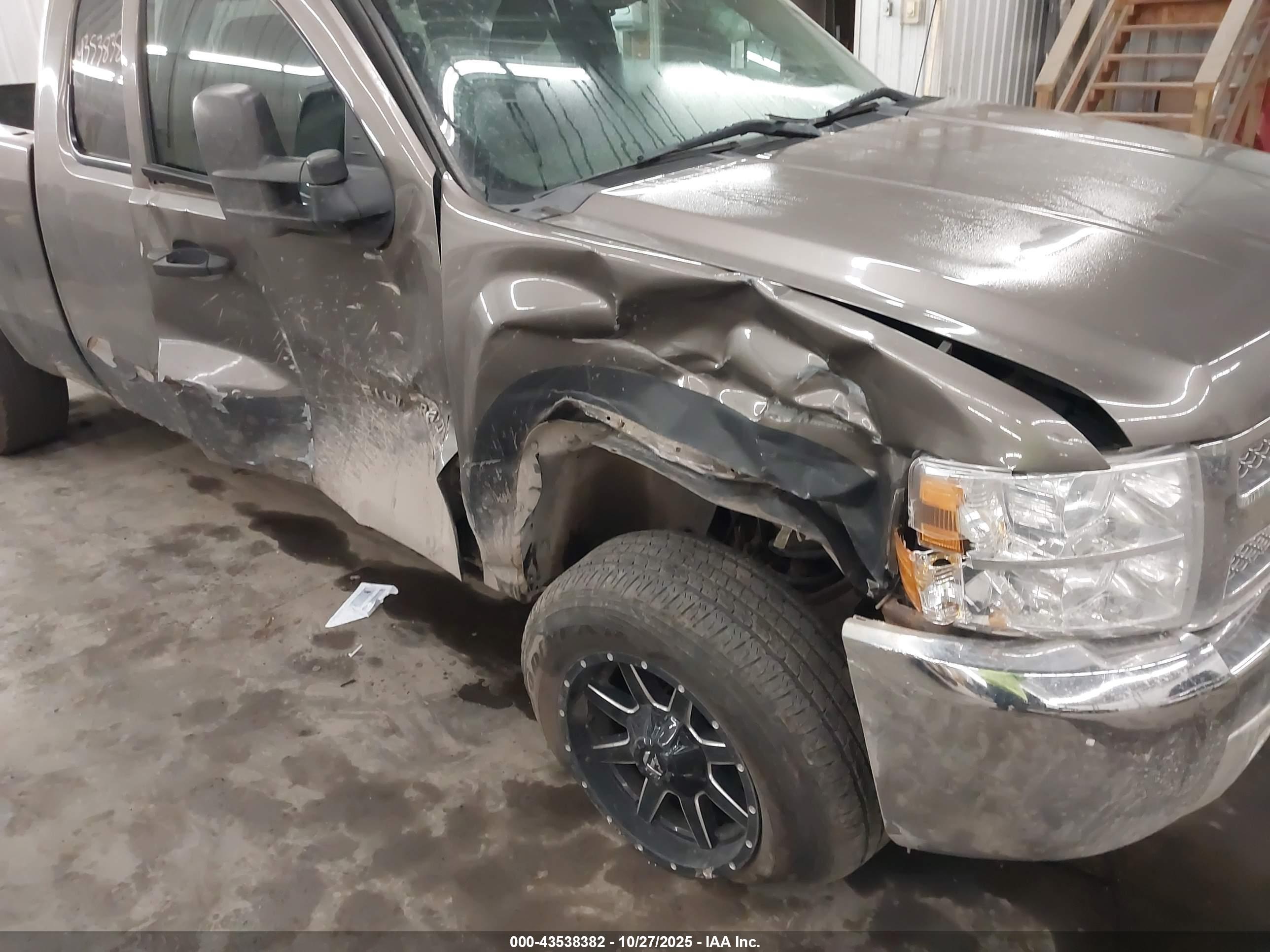 CHEVROLET SILVERADO image 6