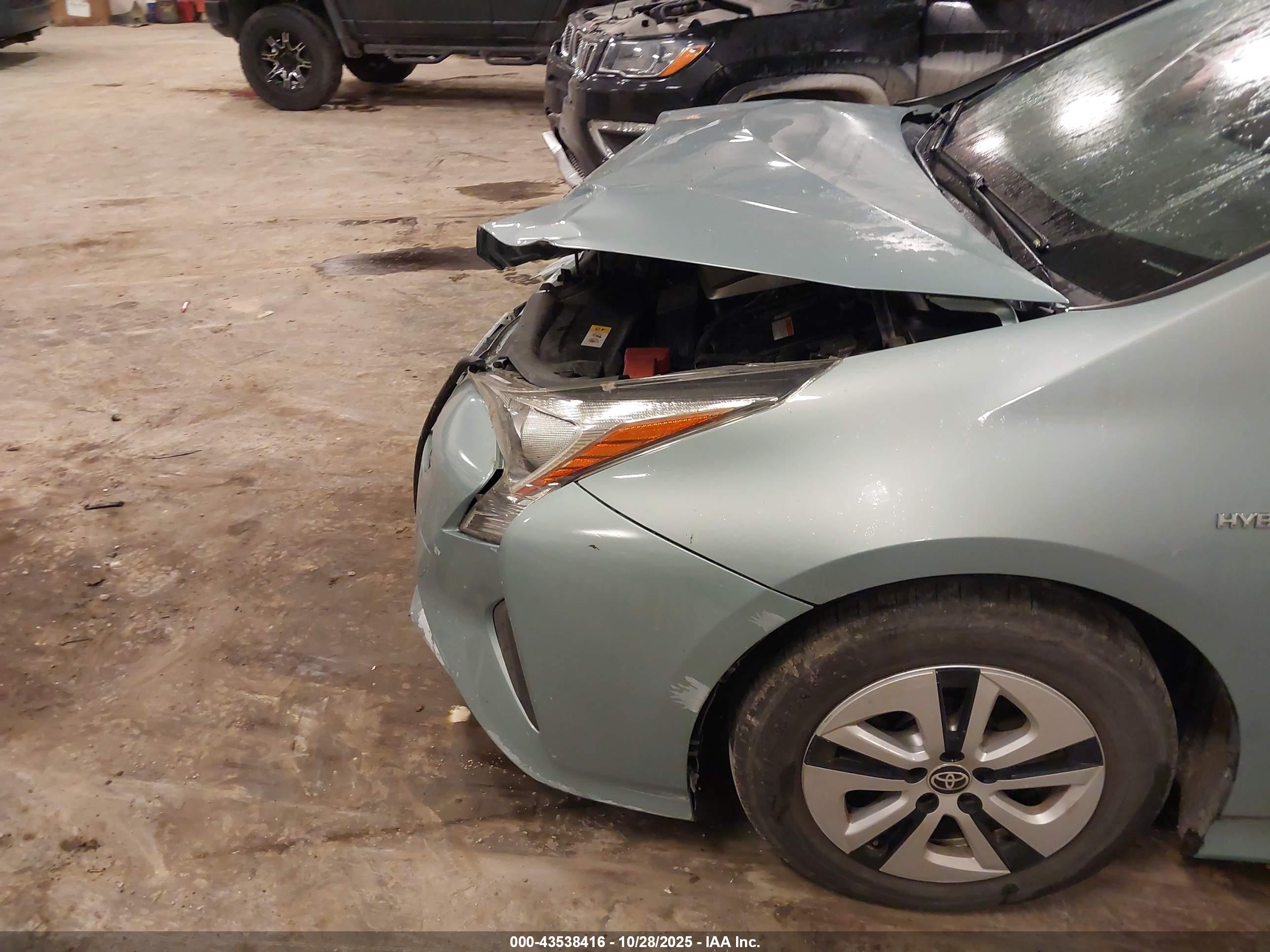 TOYOTA PRIUS image 6