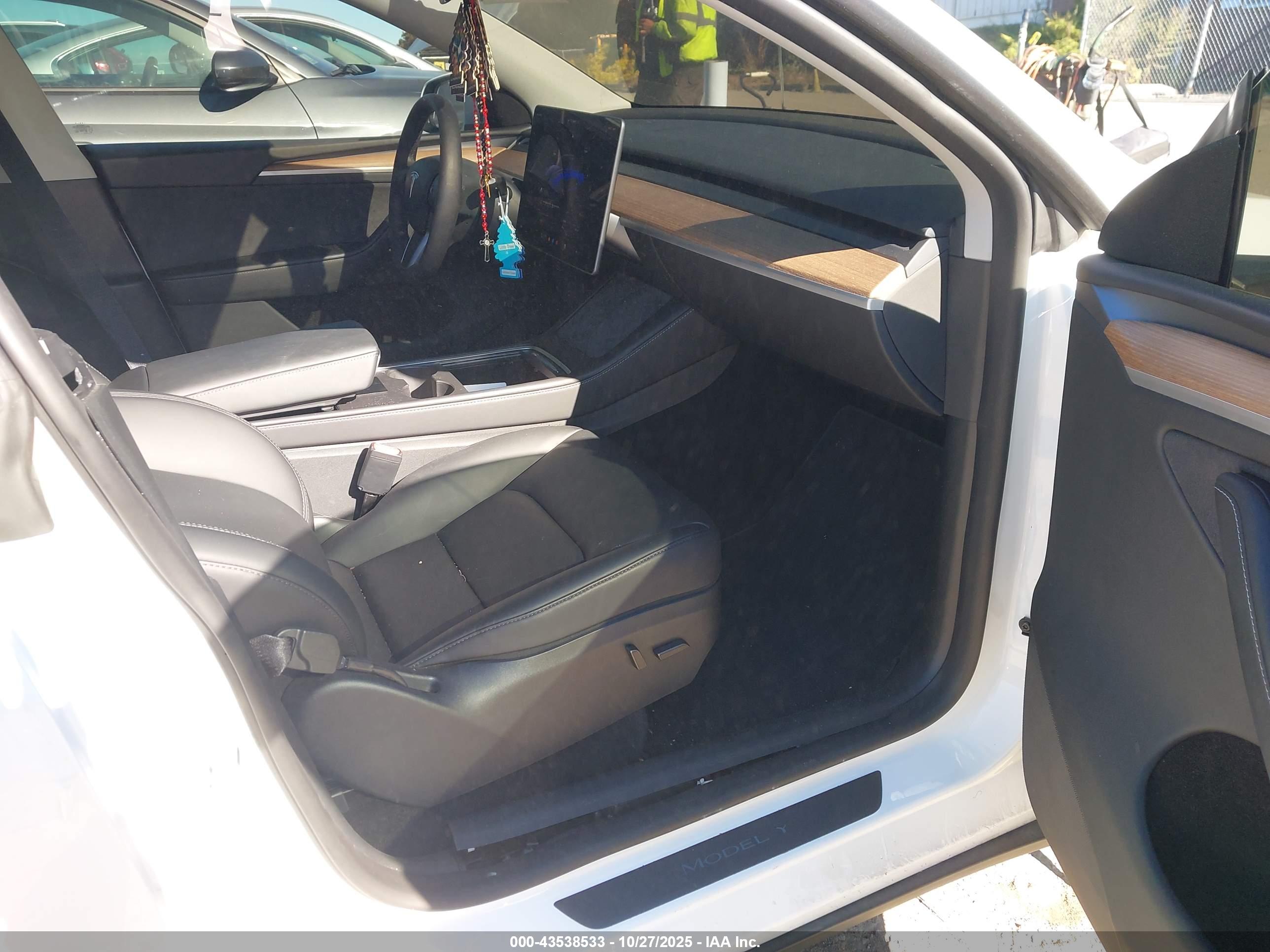TESLA MODEL image 5