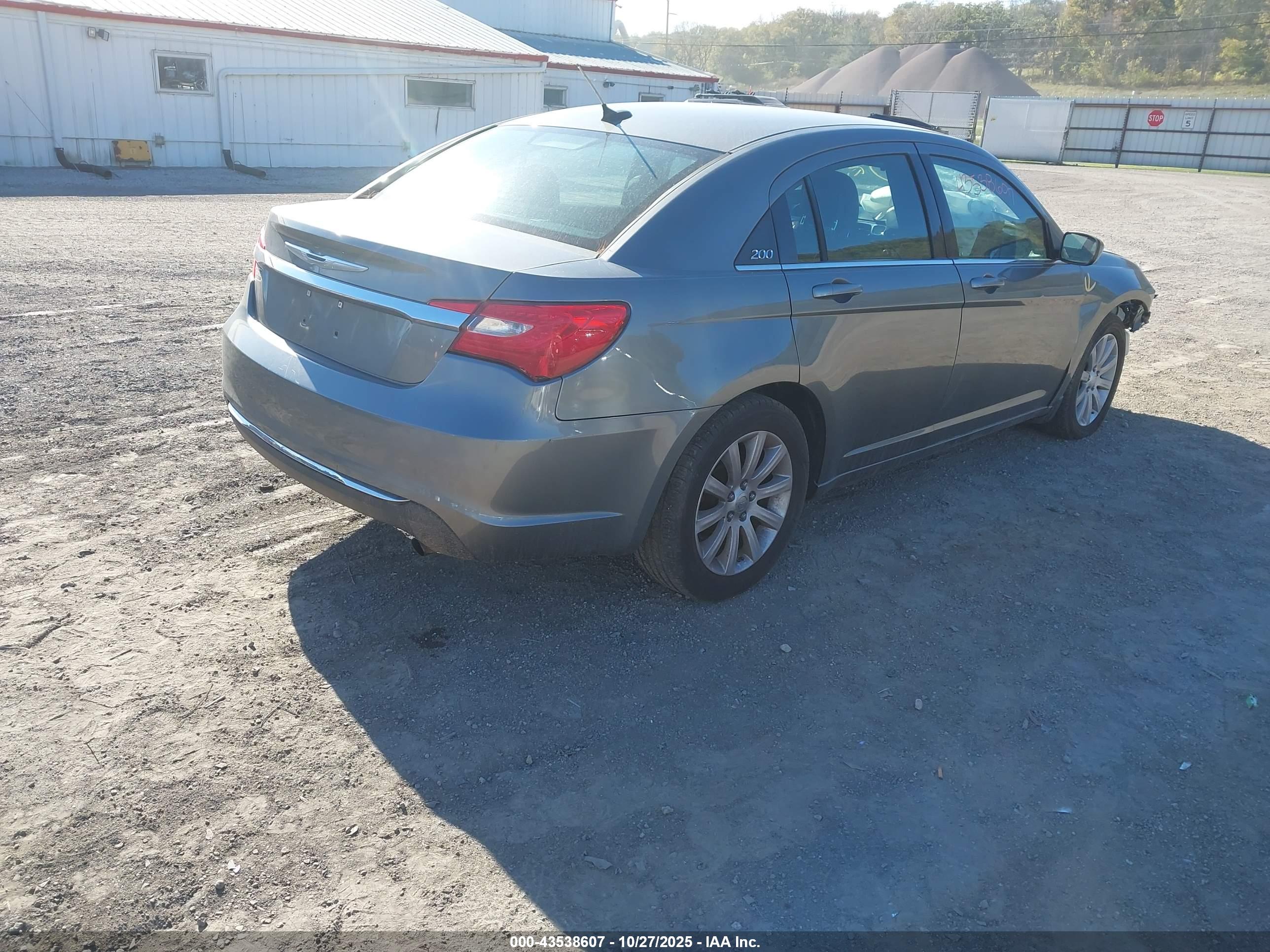 CHRYSLER 200 image 4