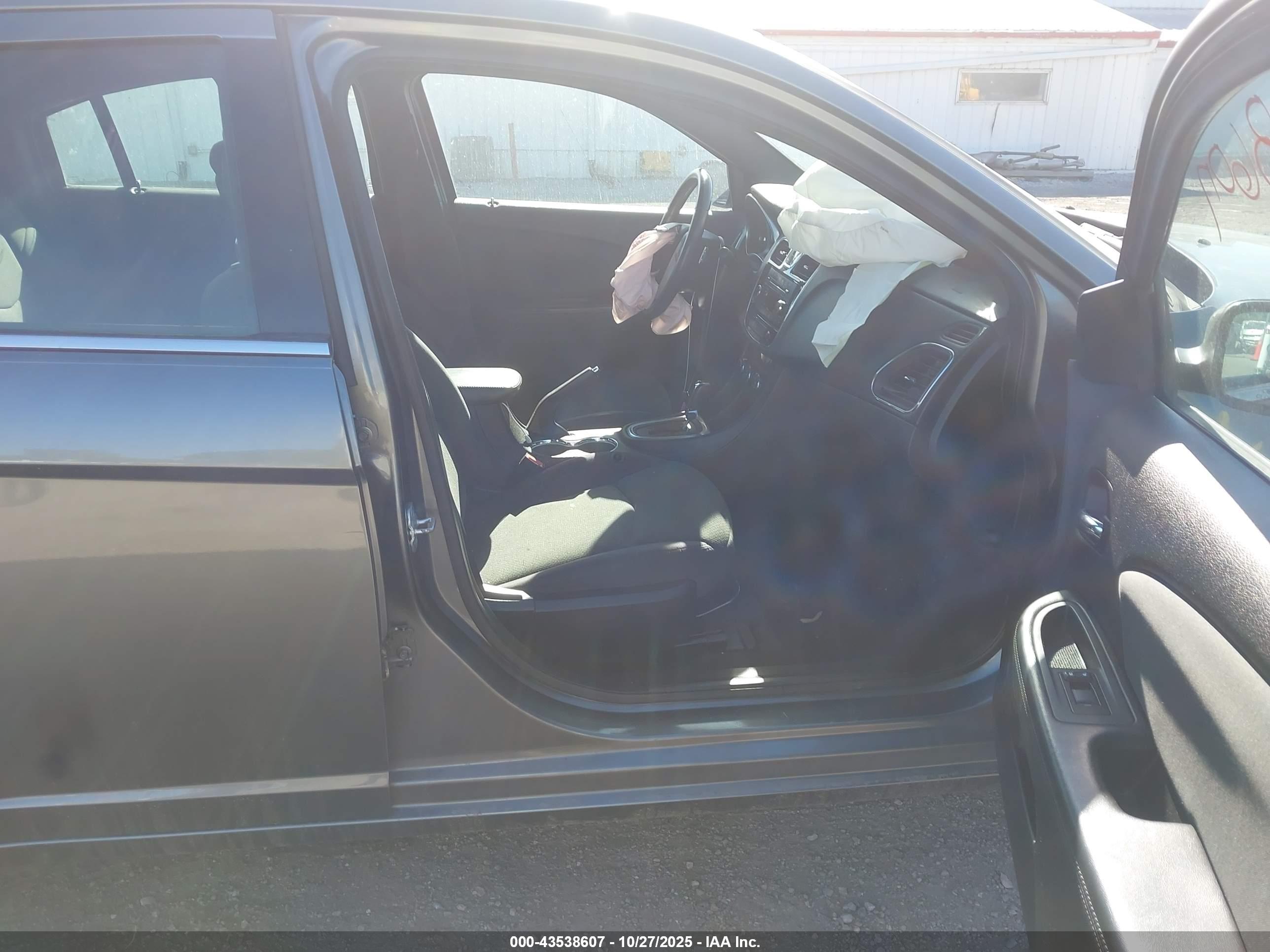 CHRYSLER 200 image 5