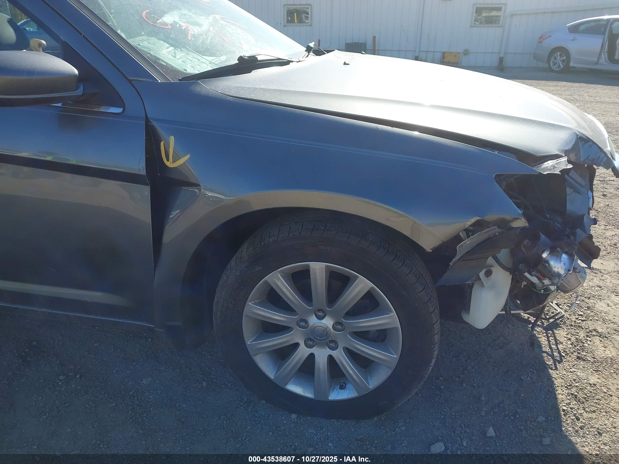 CHRYSLER 200 image 6