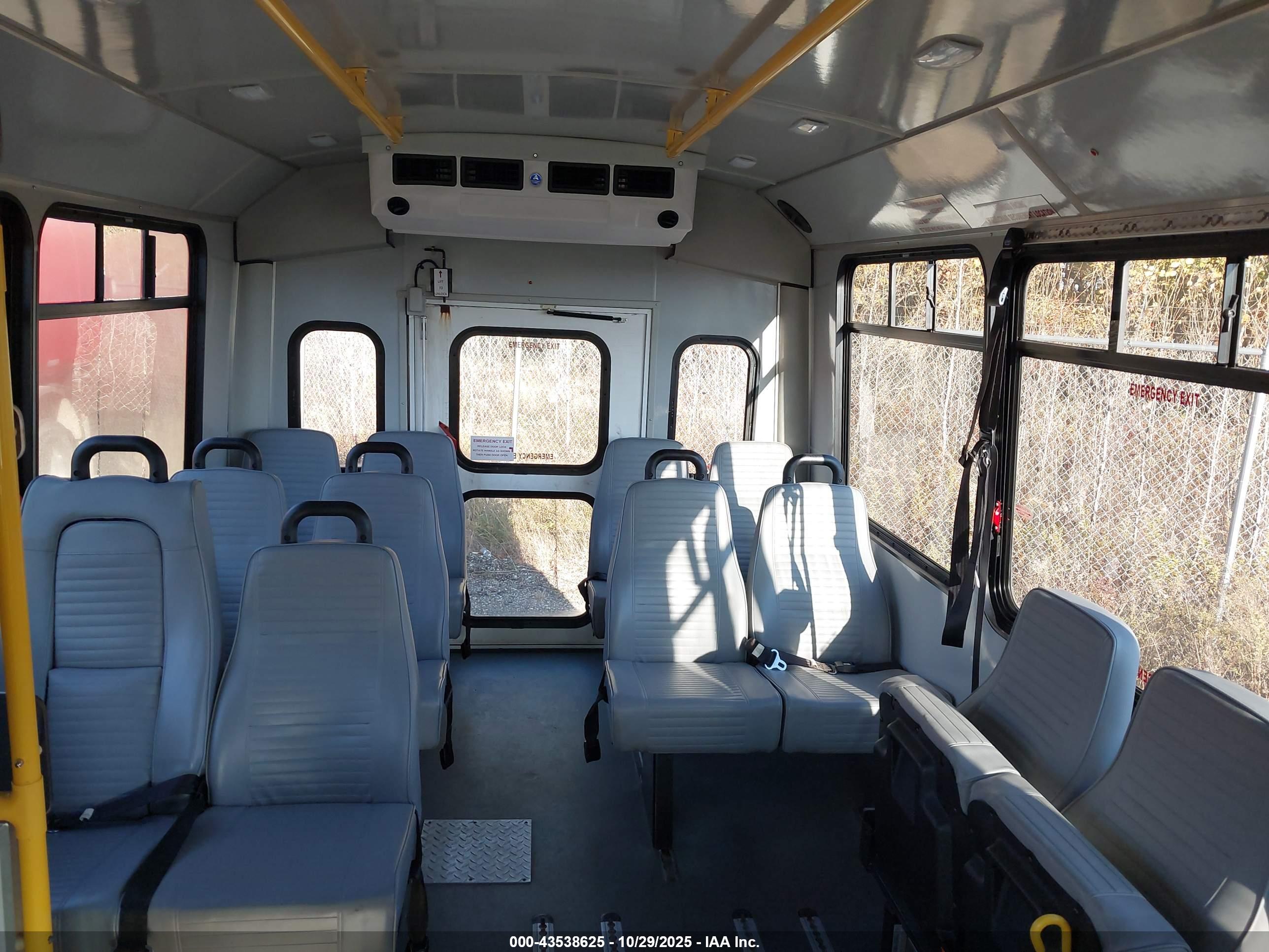 FORD E-450 image 7