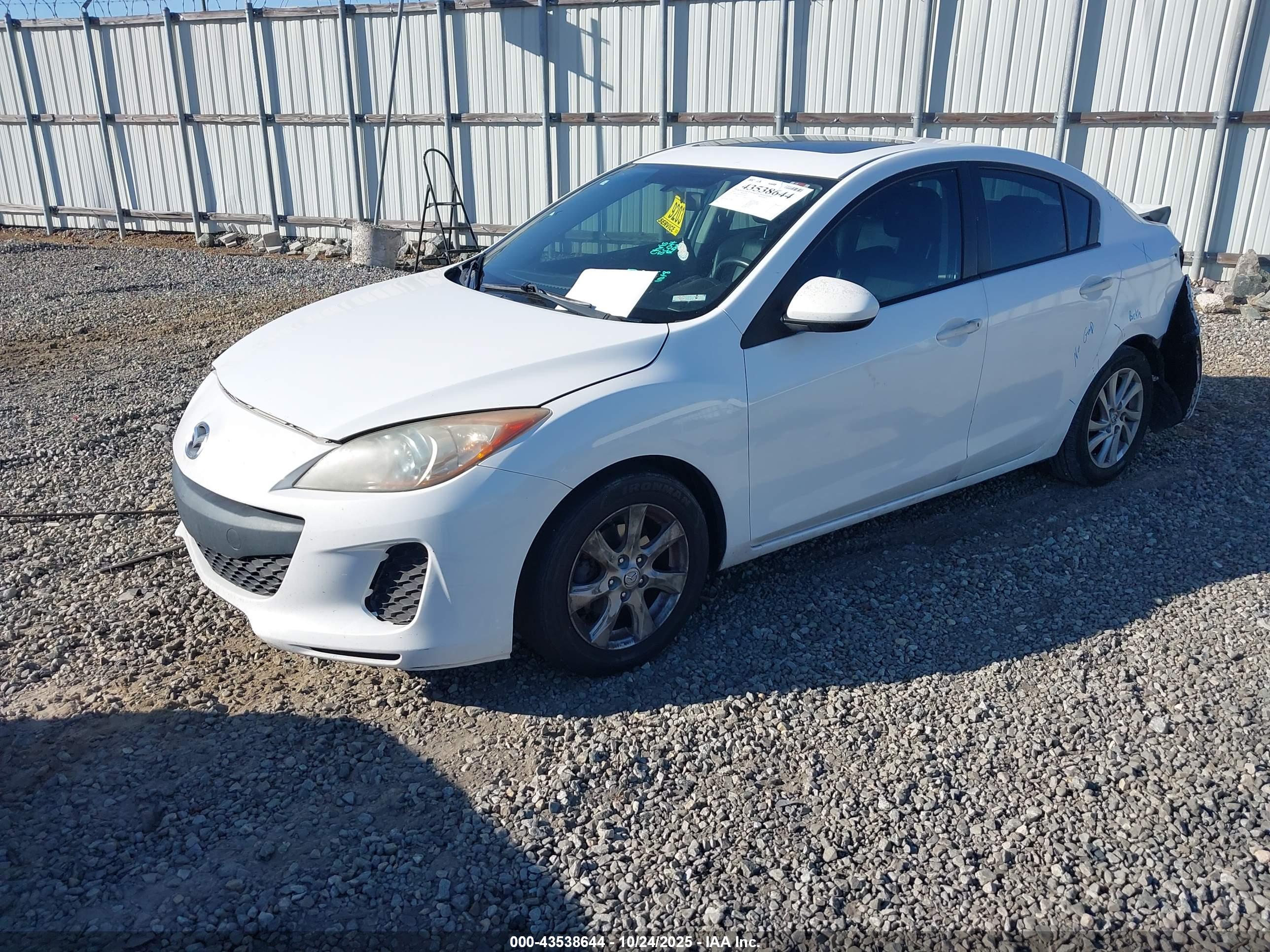 MAZDA MAZDA3 image 2