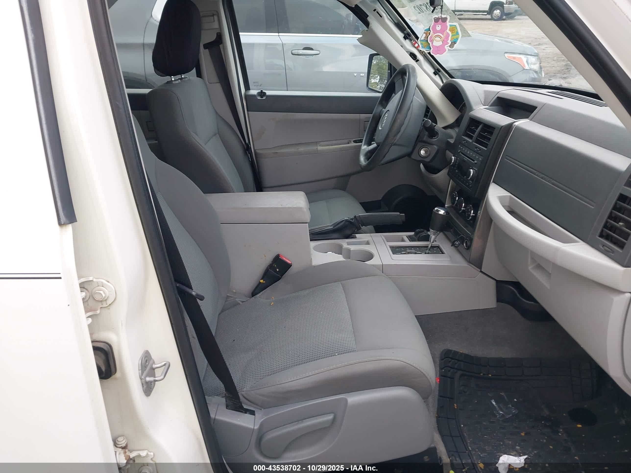 JEEP LIBERTY image 5