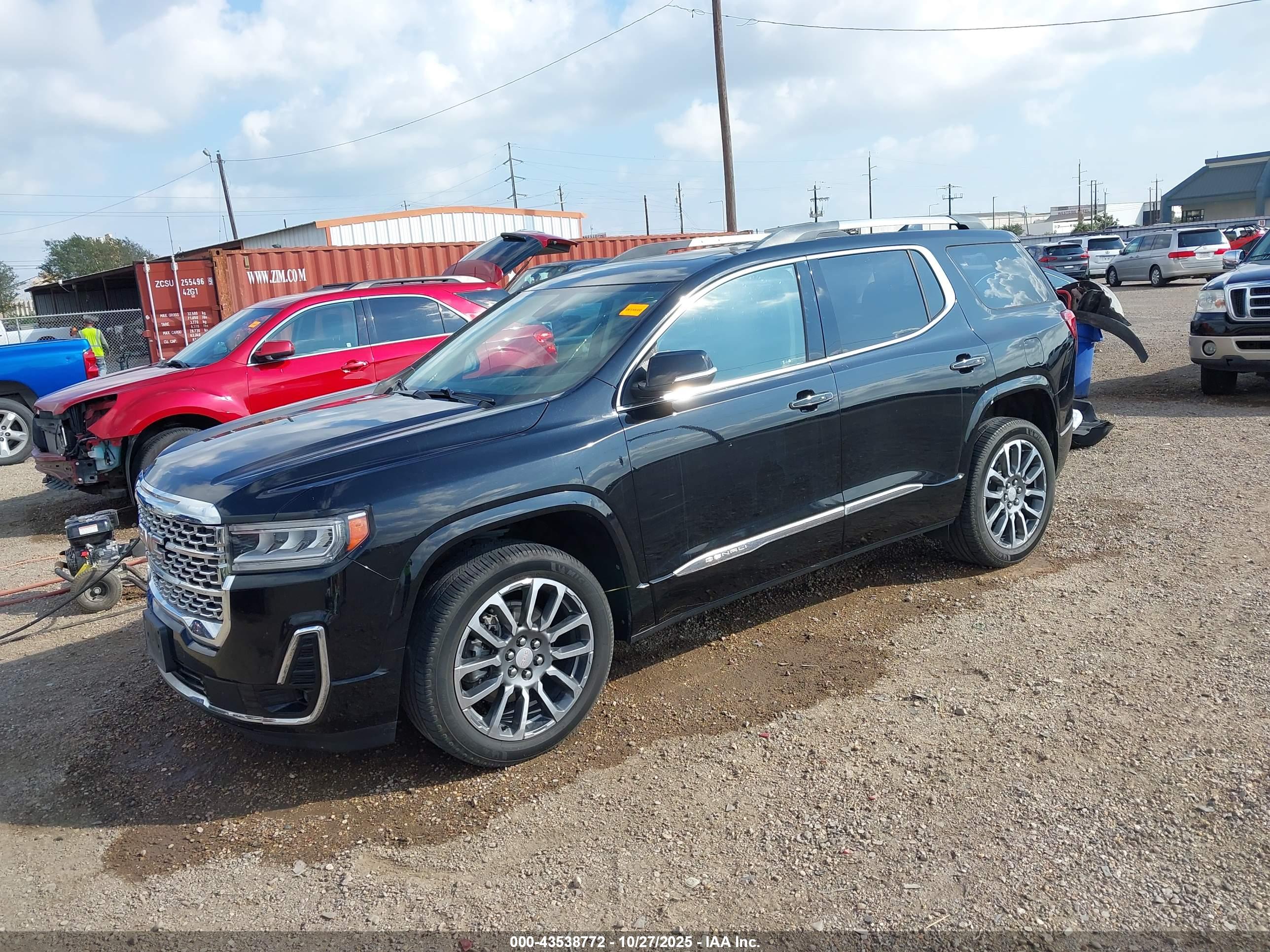 GMC ACADIA image 2