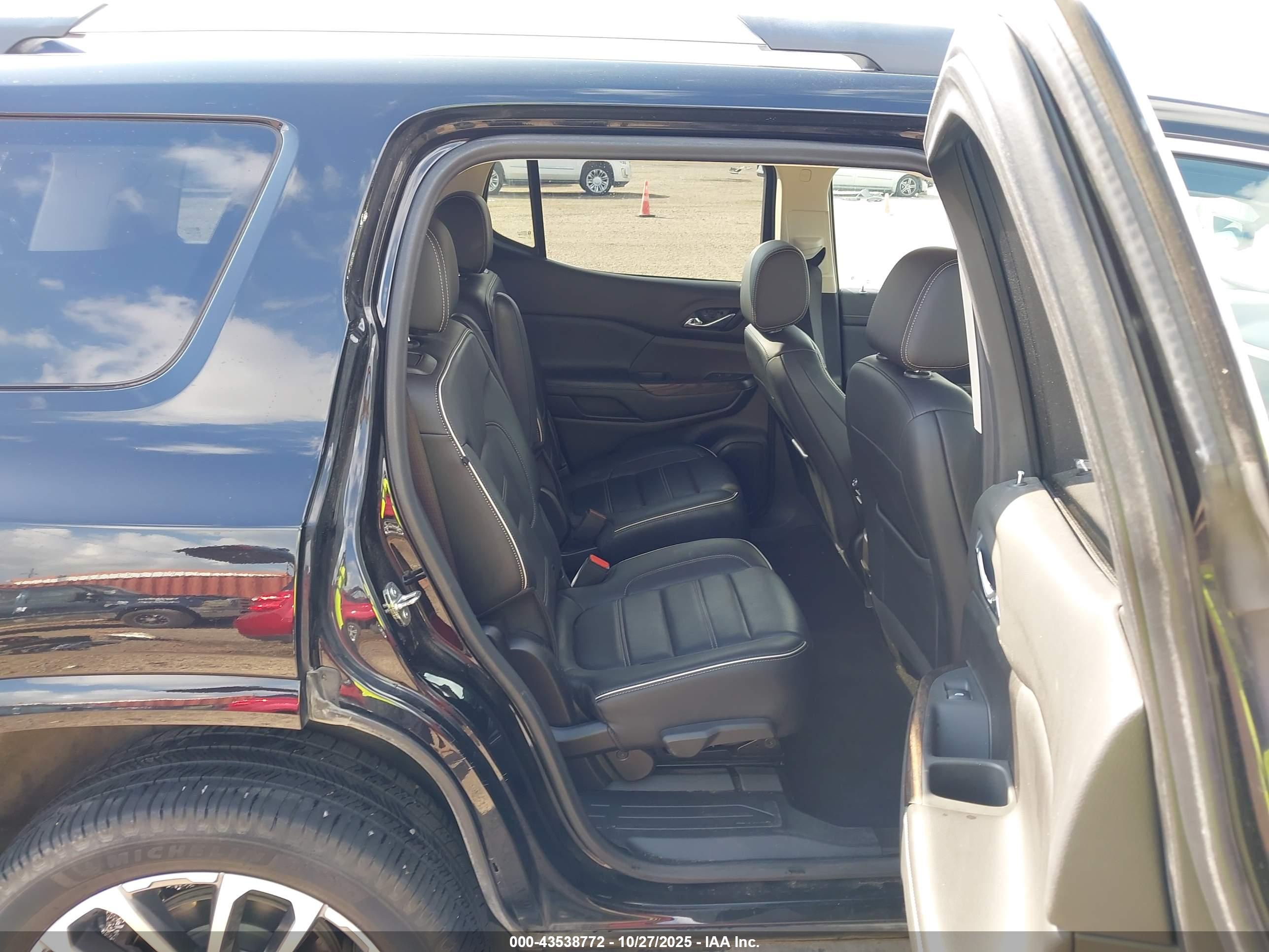 GMC ACADIA image 8
