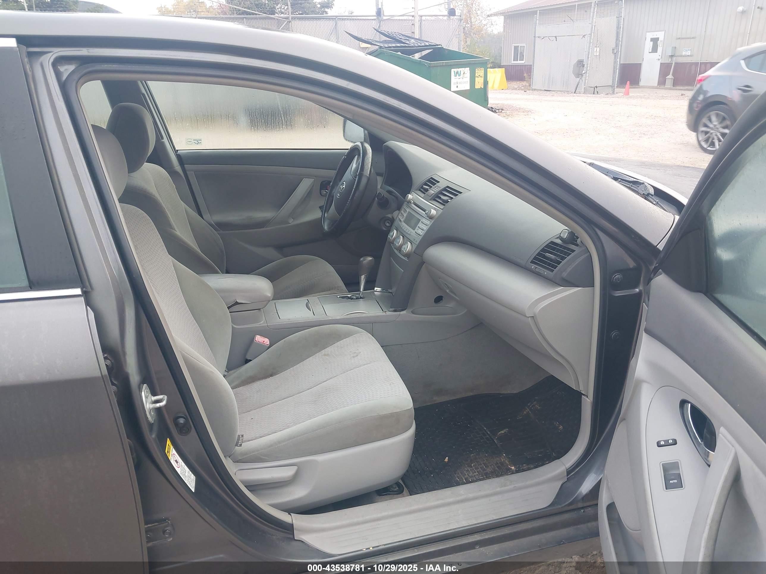 TOYOTA CAMRY image 5