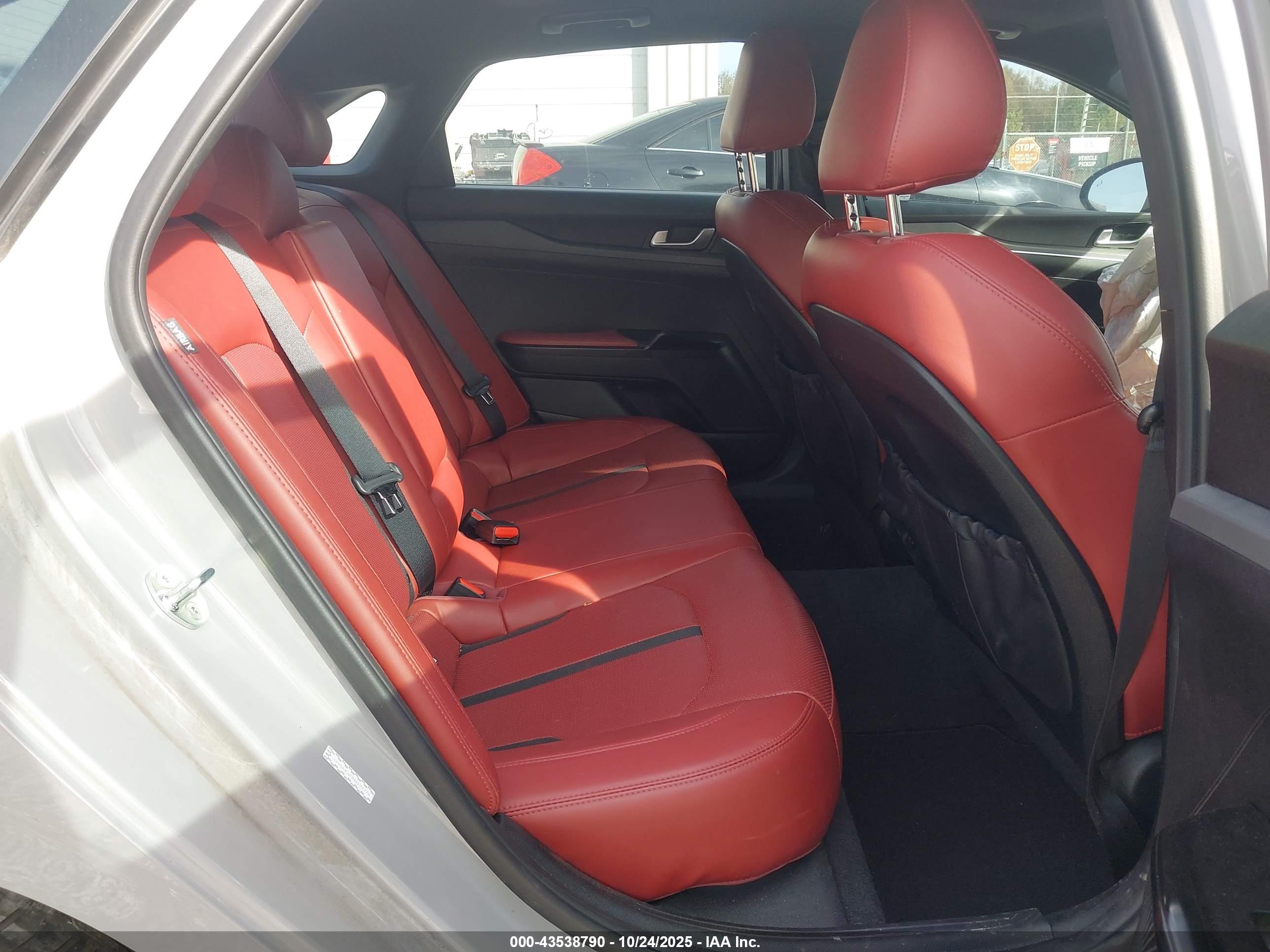 KIA K5 image 8