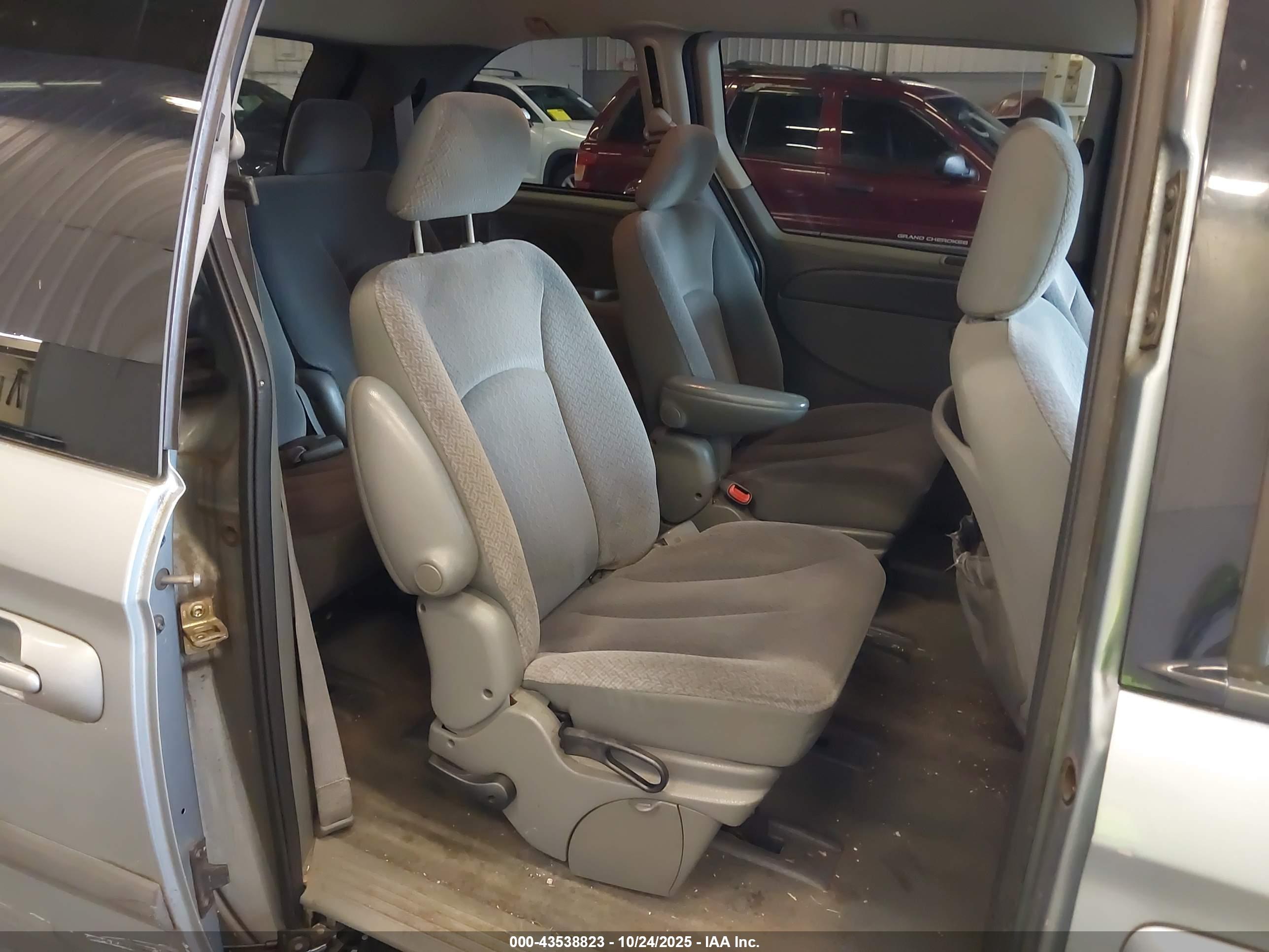 DODGE CARAVAN image 8