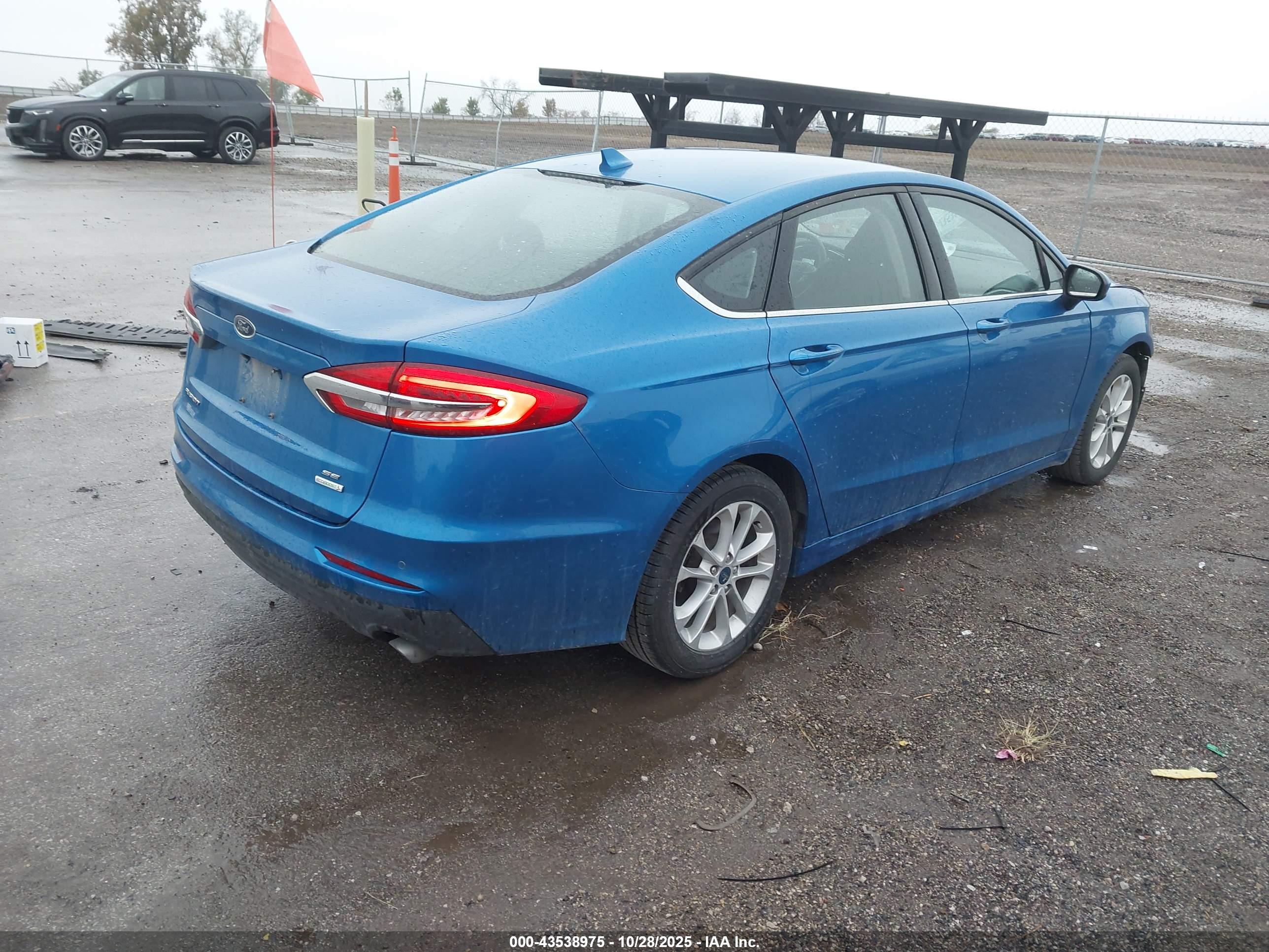 FORD FUSION image 4
