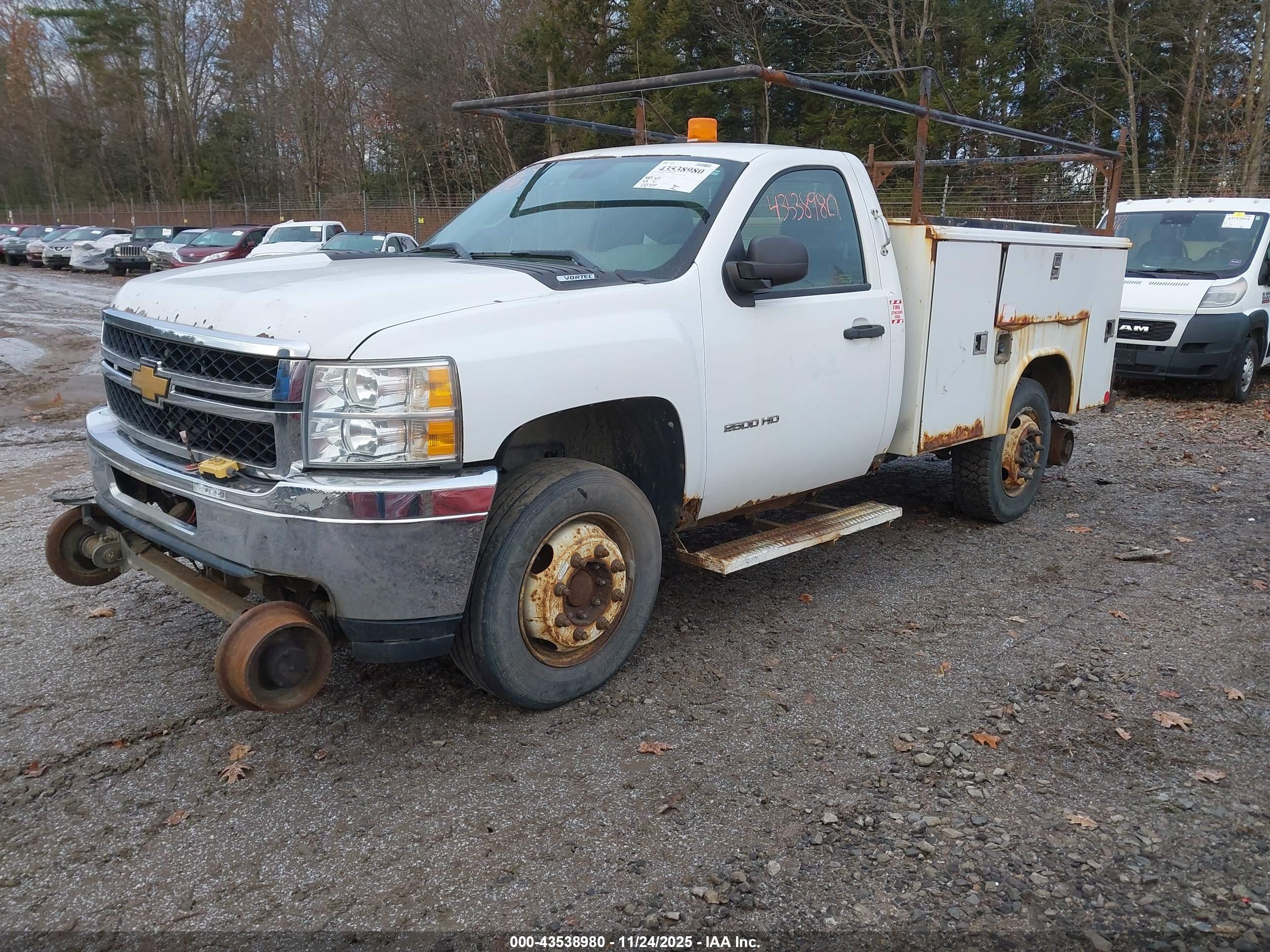 CHEVROLET SILVERADO image 2