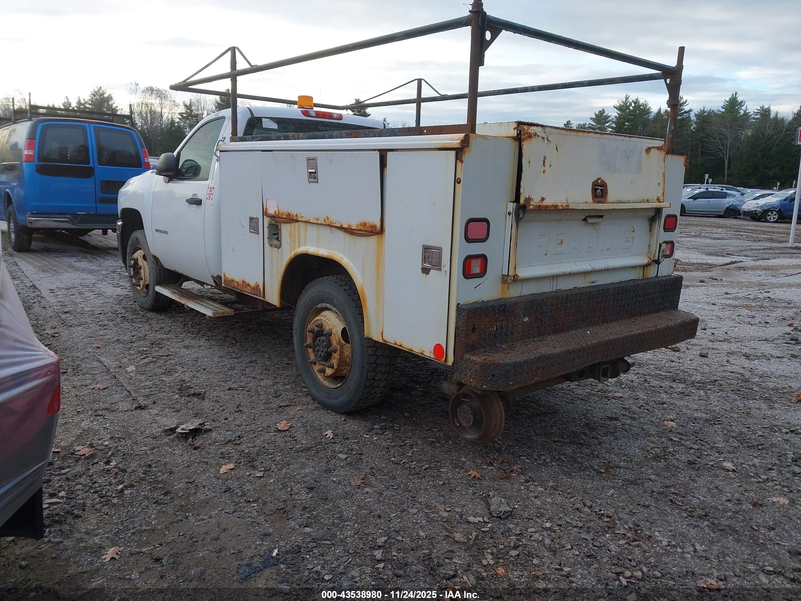CHEVROLET SILVERADO image 3