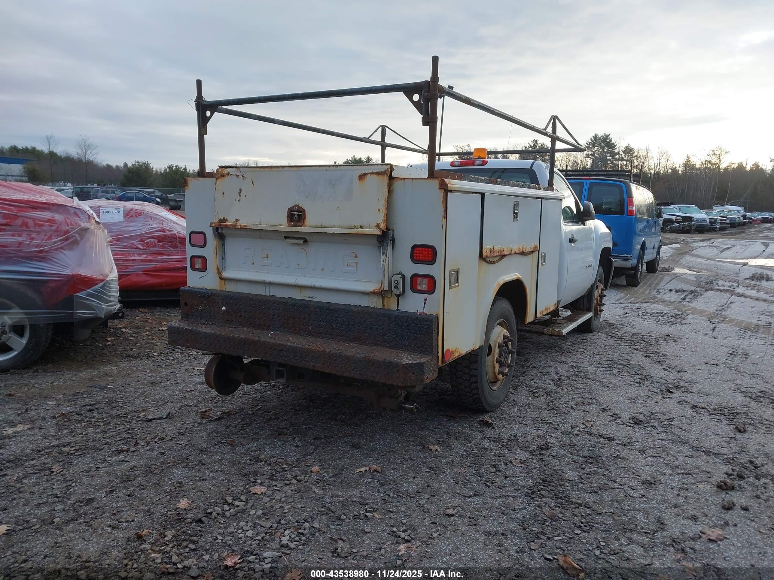CHEVROLET SILVERADO image 4