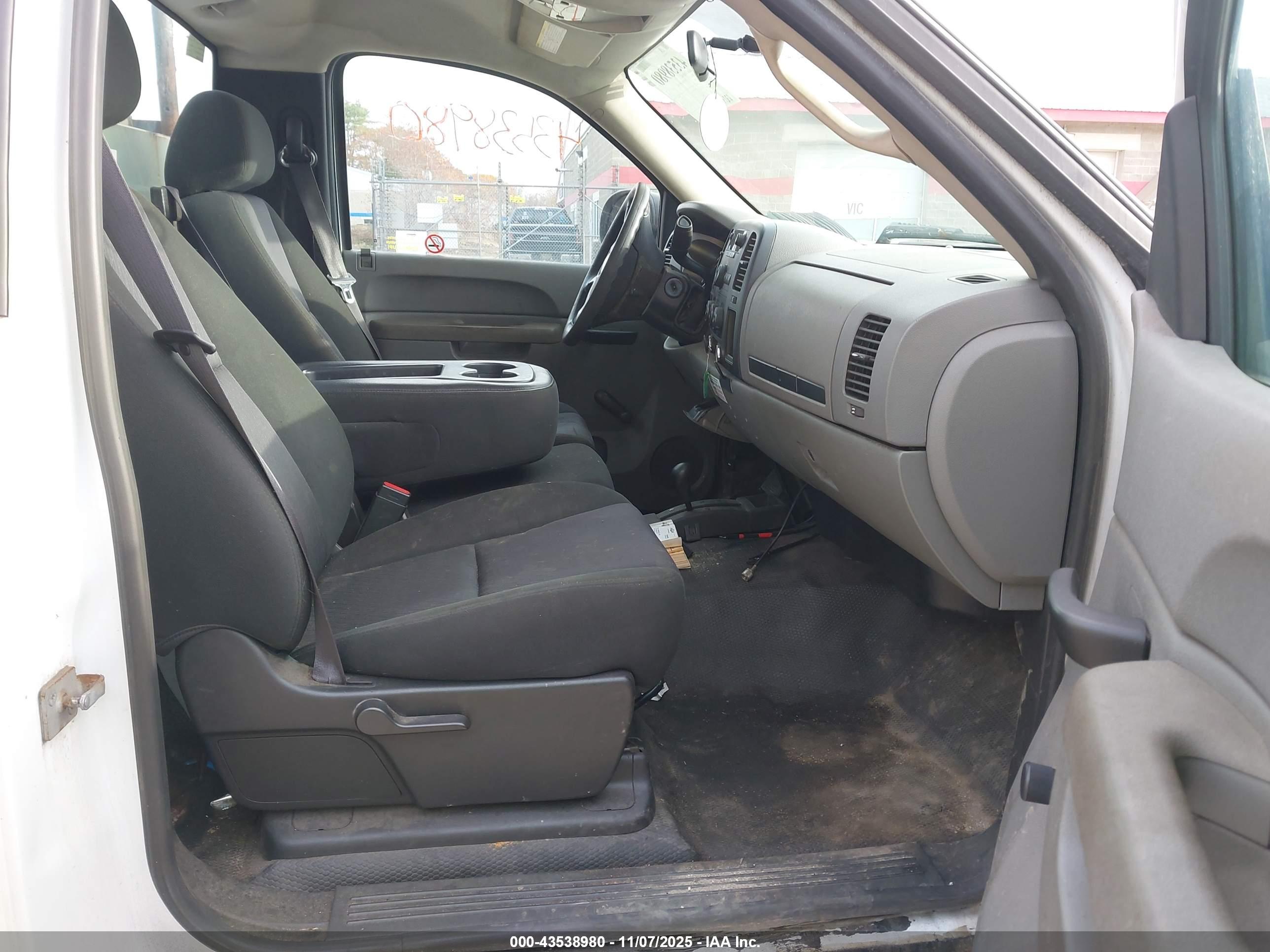 CHEVROLET SILVERADO image 5