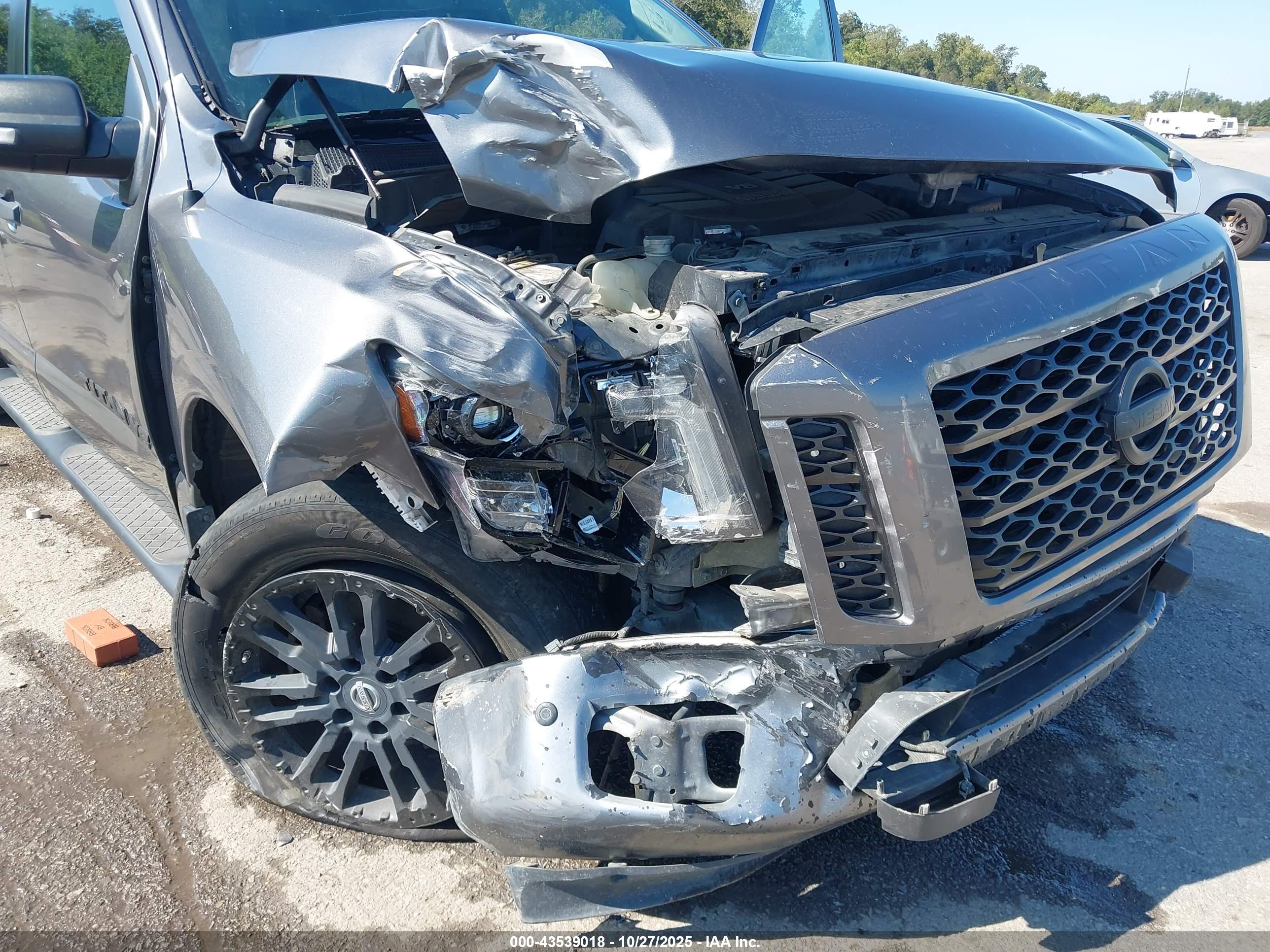 NISSAN TITAN image 6